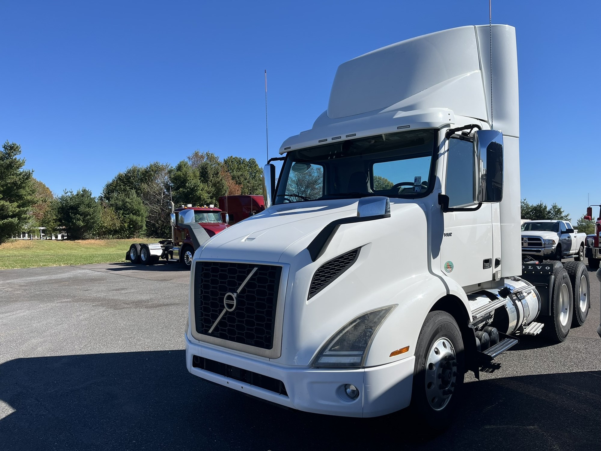 2019 VOLVO VNR64T300 2019 VOLVO VNR64T300 - image 1 of 6