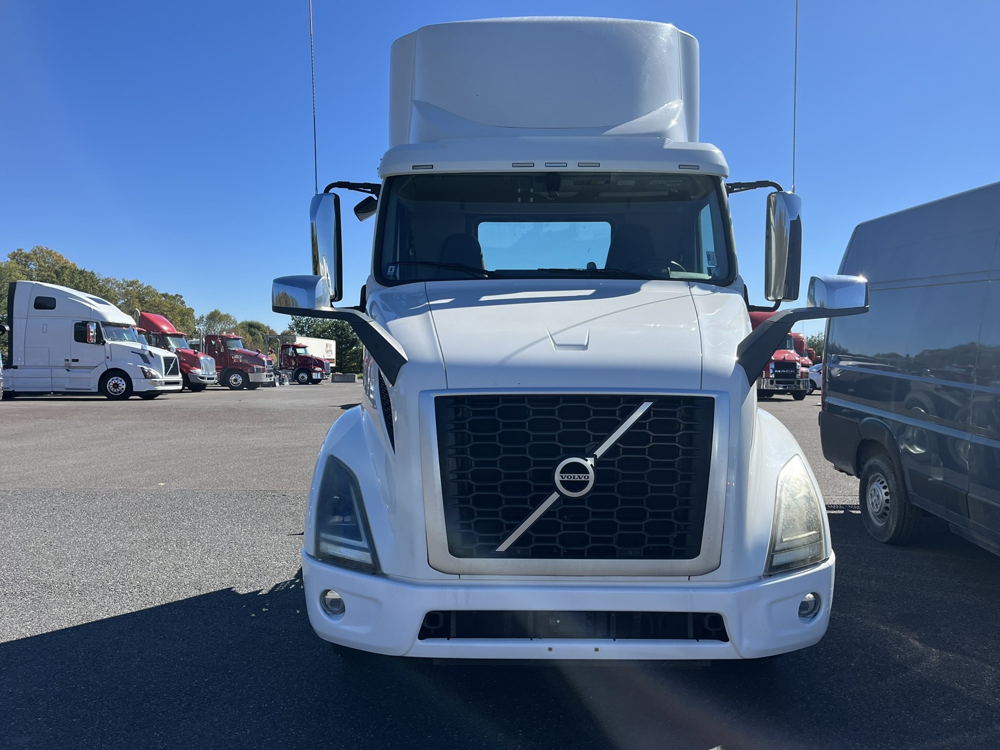 2019 VOLVO VNR64T300 2019 VOLVO VNR64T300 - image 2 of 6