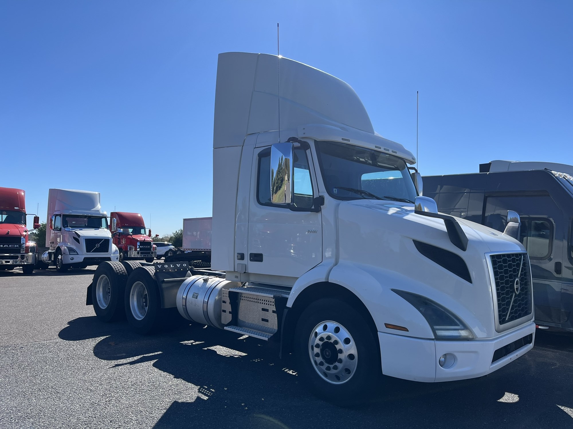 2019 VOLVO VNR64T300 2019 VOLVO VNR64T300 - image 3 of 6