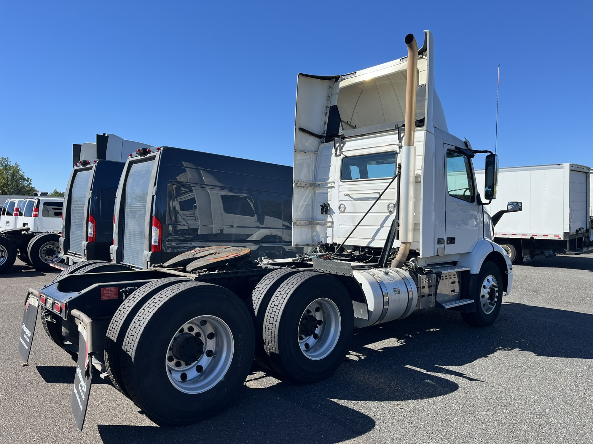 2019 VOLVO VNR64T300 2019 VOLVO VNR64T300 - image 4 of 6