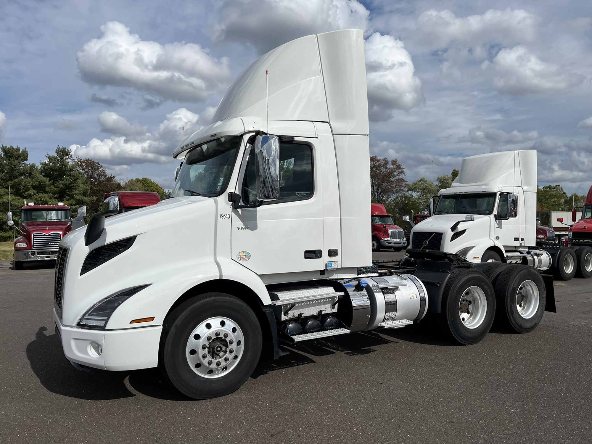 2019 VOLVO VNR64T300 2019 VOLVO VNR64T300 - image 1 of 6