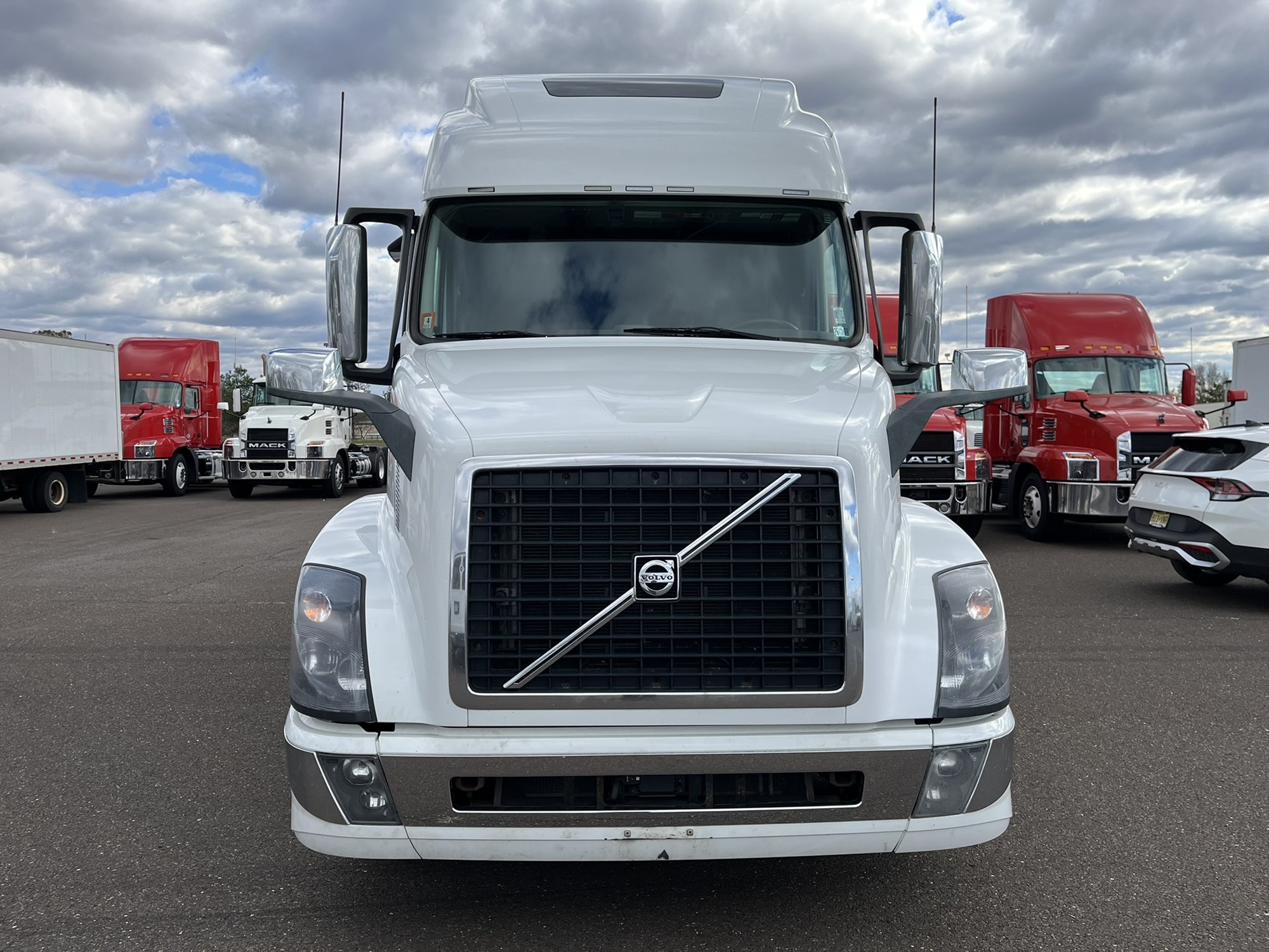 2019 VOLVO VNL64T670 2019 VOLVO VNL64T670 - image 2 of 6