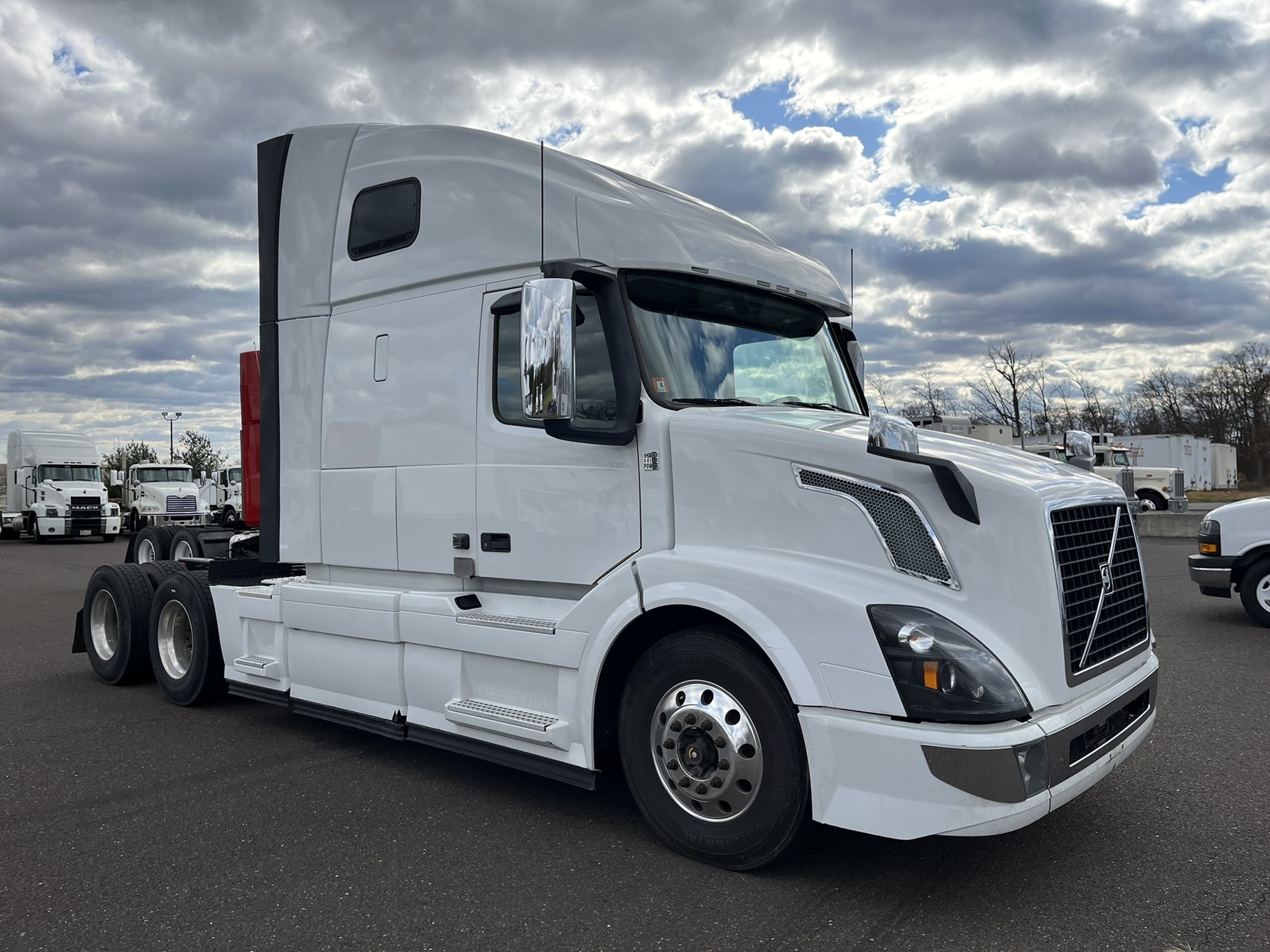 2019 VOLVO VNL64T670 2019 VOLVO VNL64T670 - image 3 of 6