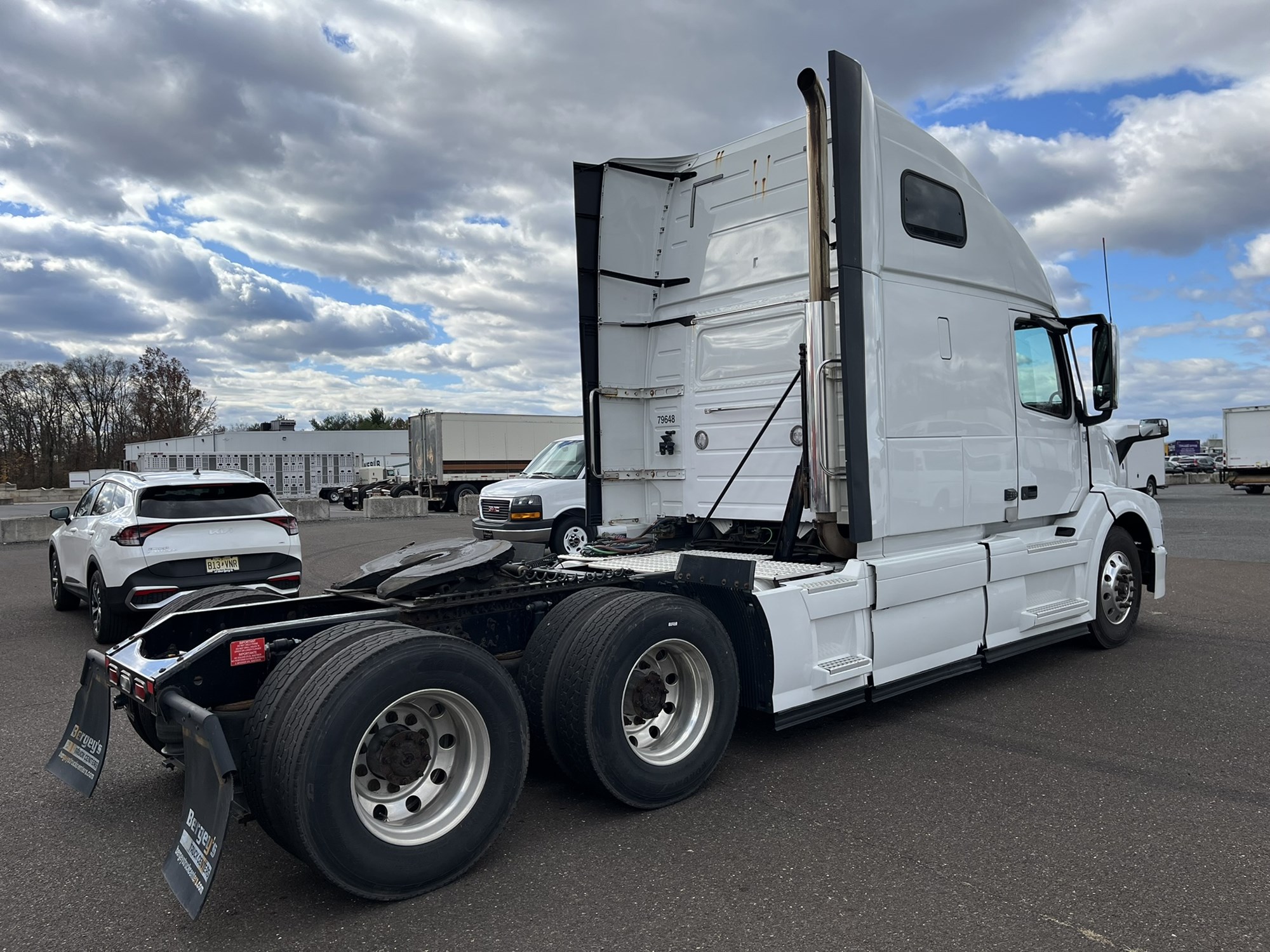 2019 VOLVO VNL64T670 2019 VOLVO VNL64T670 - image 4 of 6