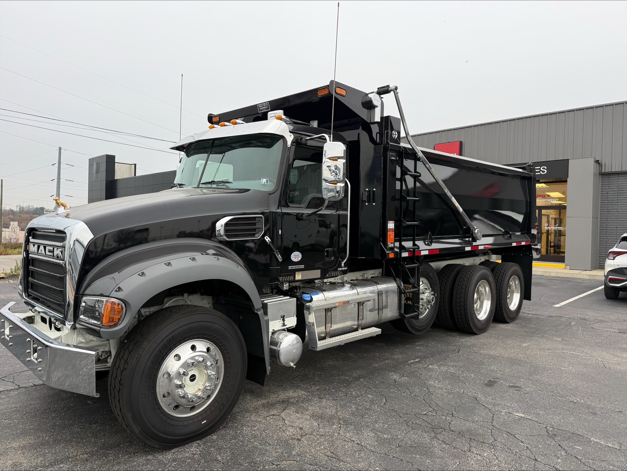 2025 Mack Granite - image 3