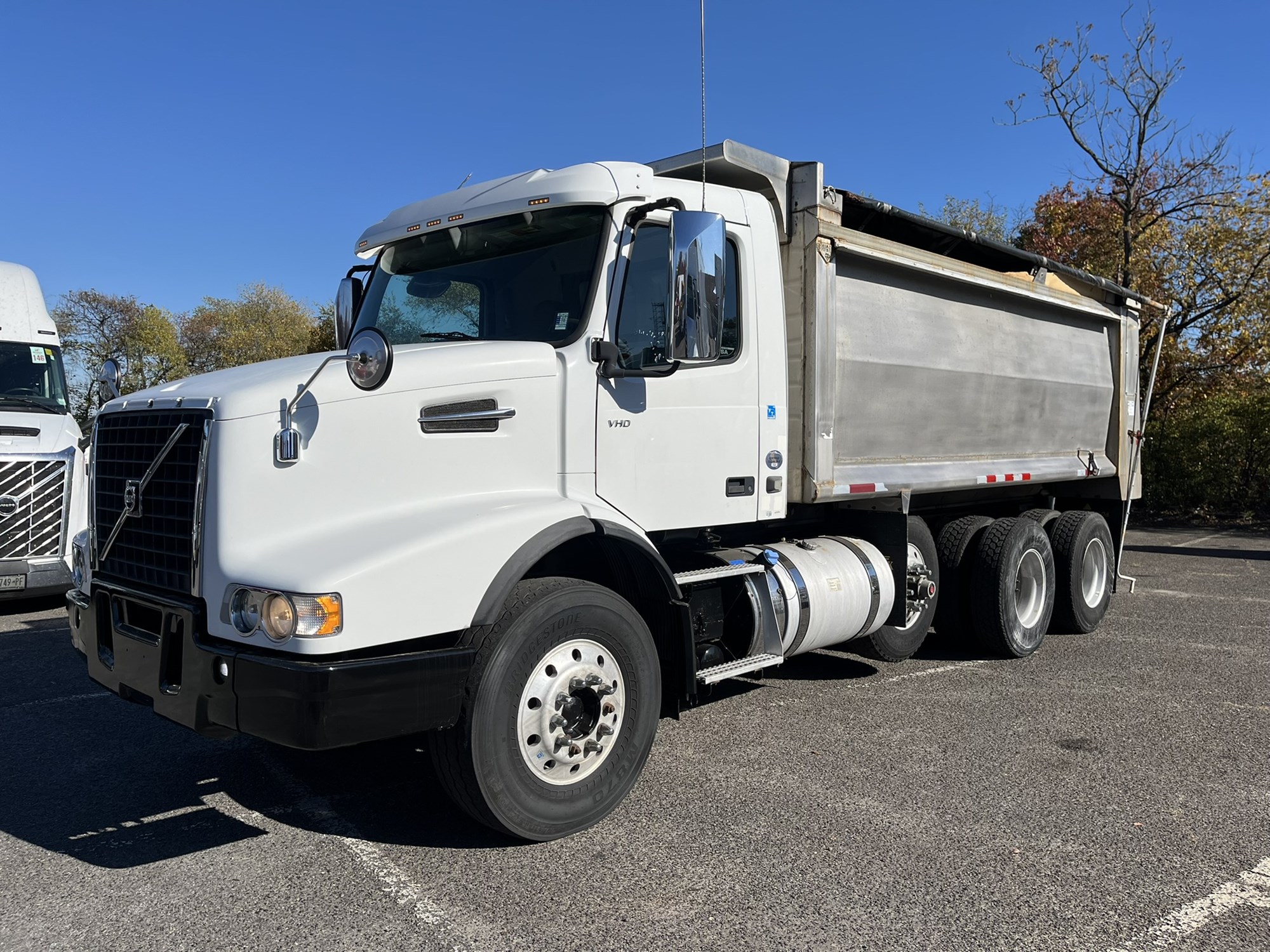 2019 VOLVO VHD 2019 VOLVO VHD - image 1 of 6