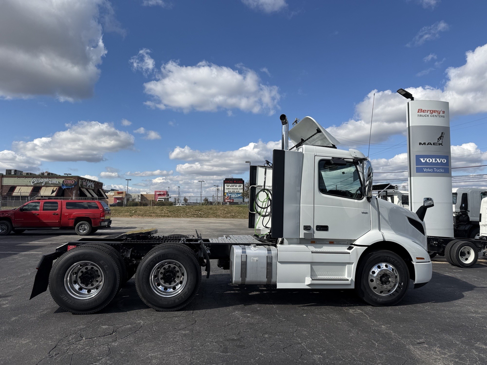 2026 VOLVO VNR64T300 2026 VOLVO VNR64T300 - image 3 of 4