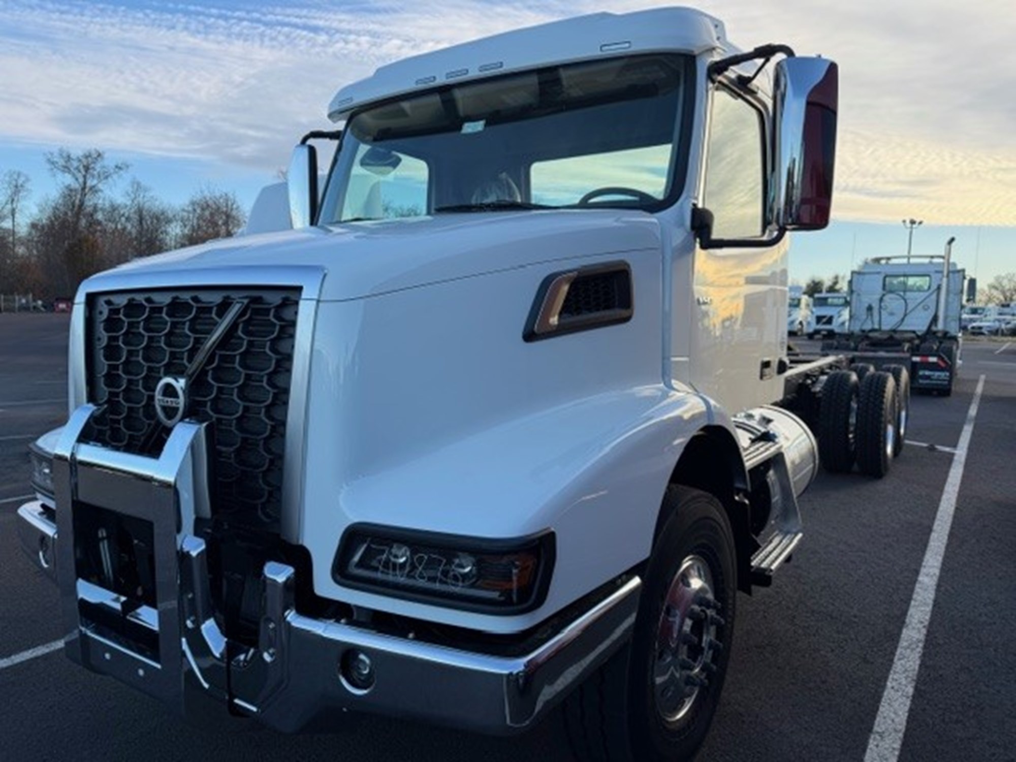 2026 VOLVO VHD64B300 2026 VOLVO VHD64B300 - image 1 of 3