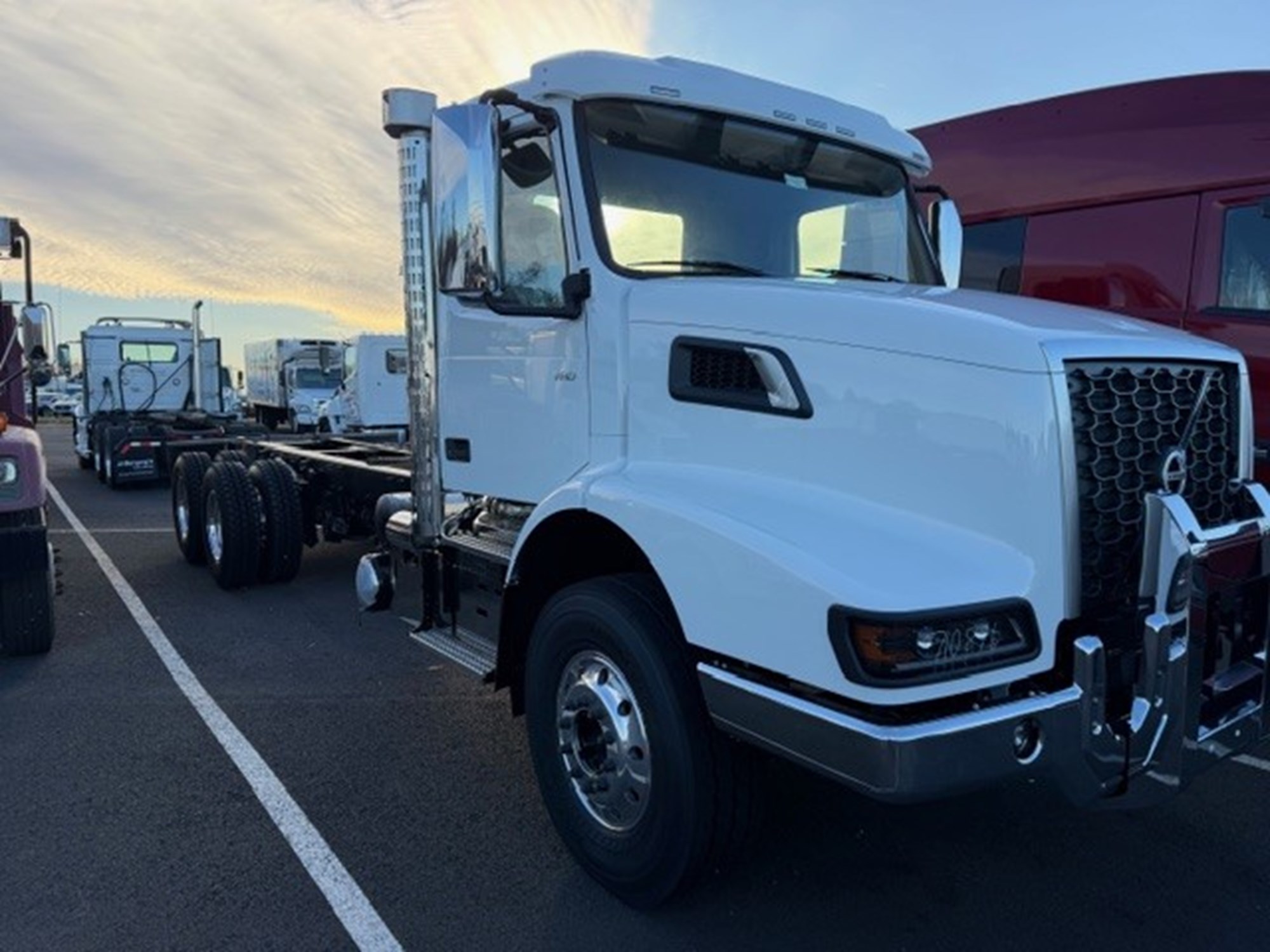 2026 VOLVO VHD64B300 2026 VOLVO VHD64B300 - image 2 of 3