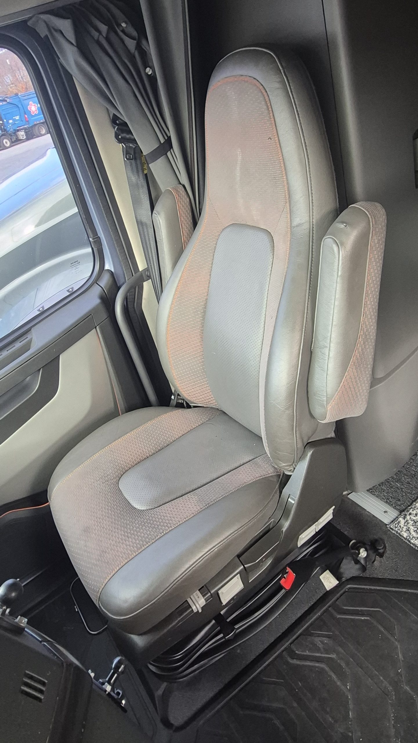 2019 VOLVO VNL64T740 VNL64 2019 VOLVO VNL64T740 VNL64 - image 6 of 6