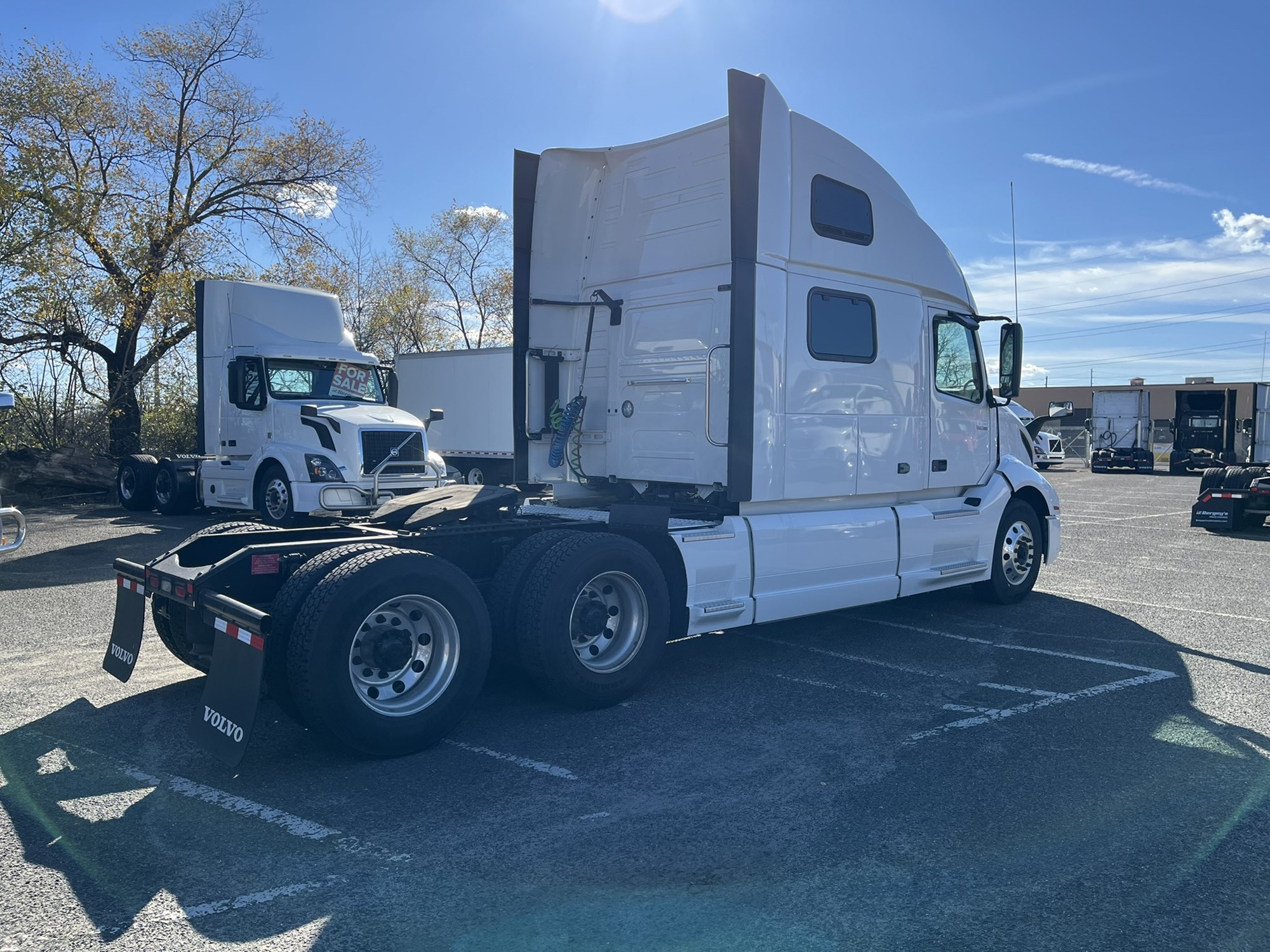 2023 VOLVO VNL860 2023 VOLVO VNL860 - image 4 of 6