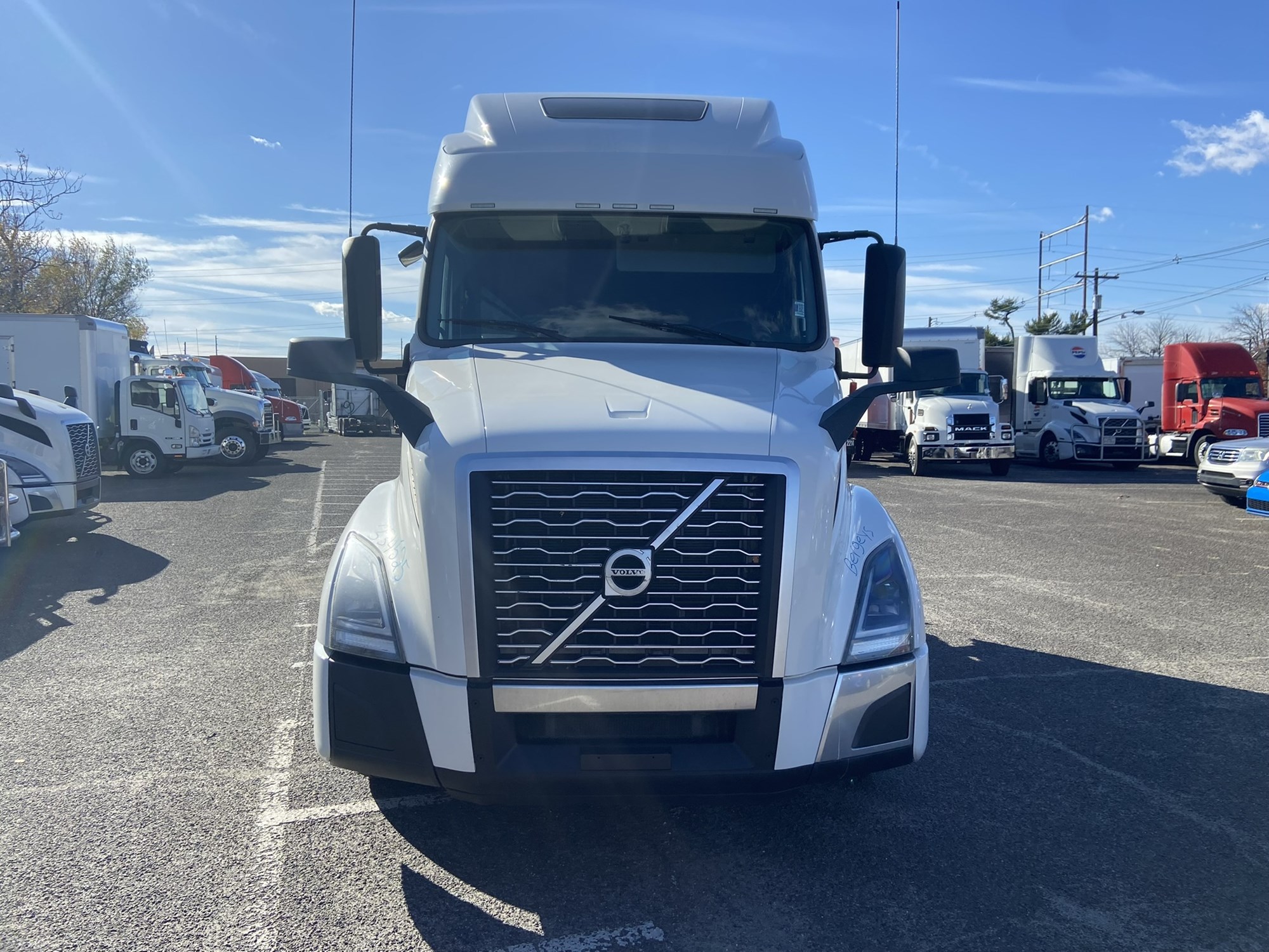 2023 VOLVO VNL860 2023 VOLVO VNL860 - image 2 of 6