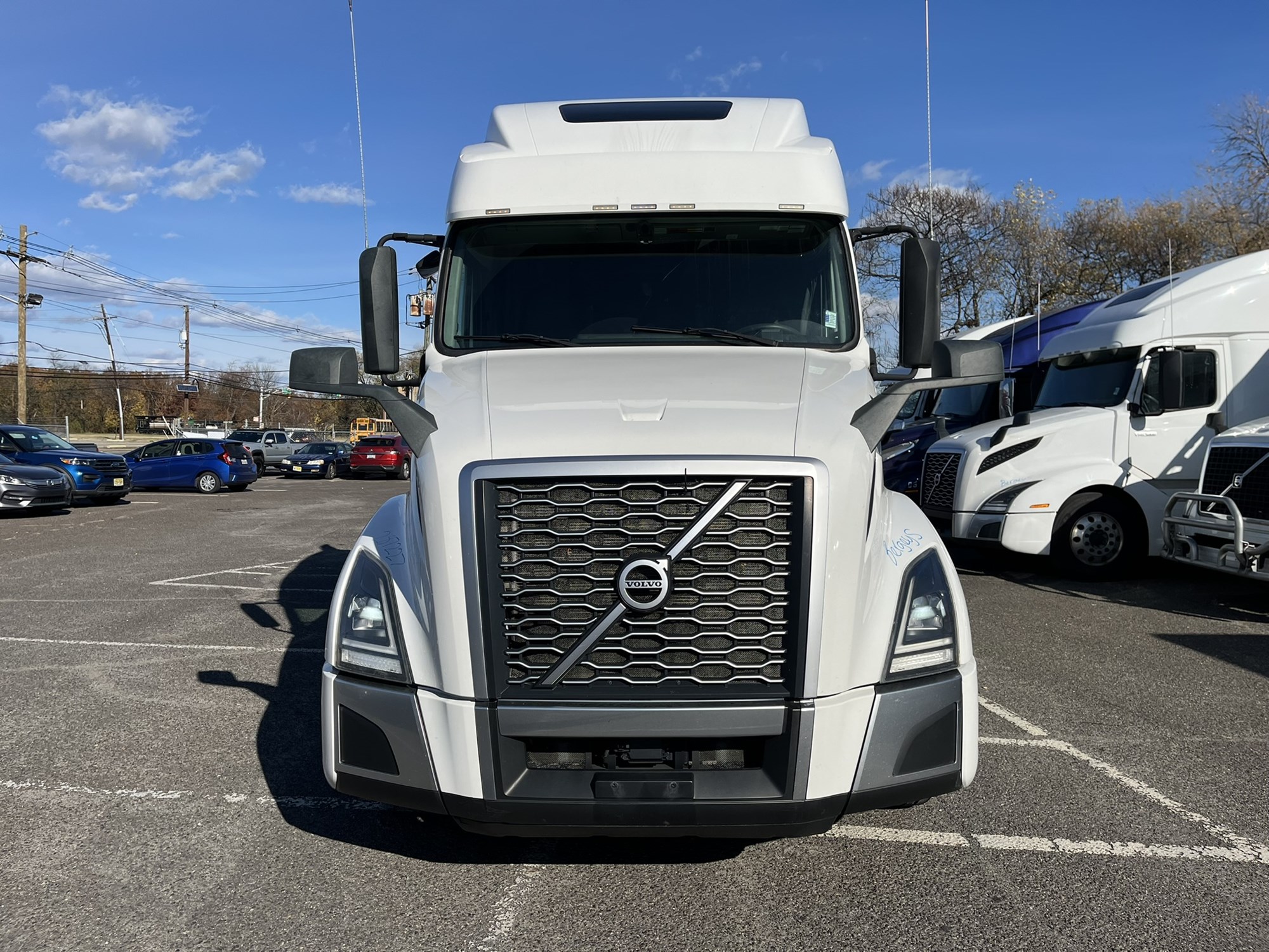 2022 Volvo VNL 2022 Volvo VNL - image 2 of 6