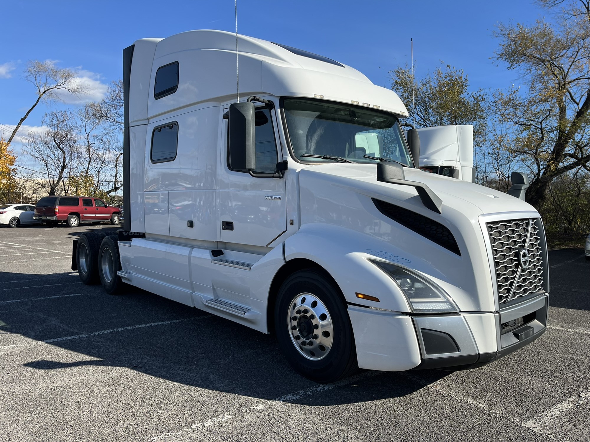 2022 Volvo VNL 2022 Volvo VNL - image 3 of 6