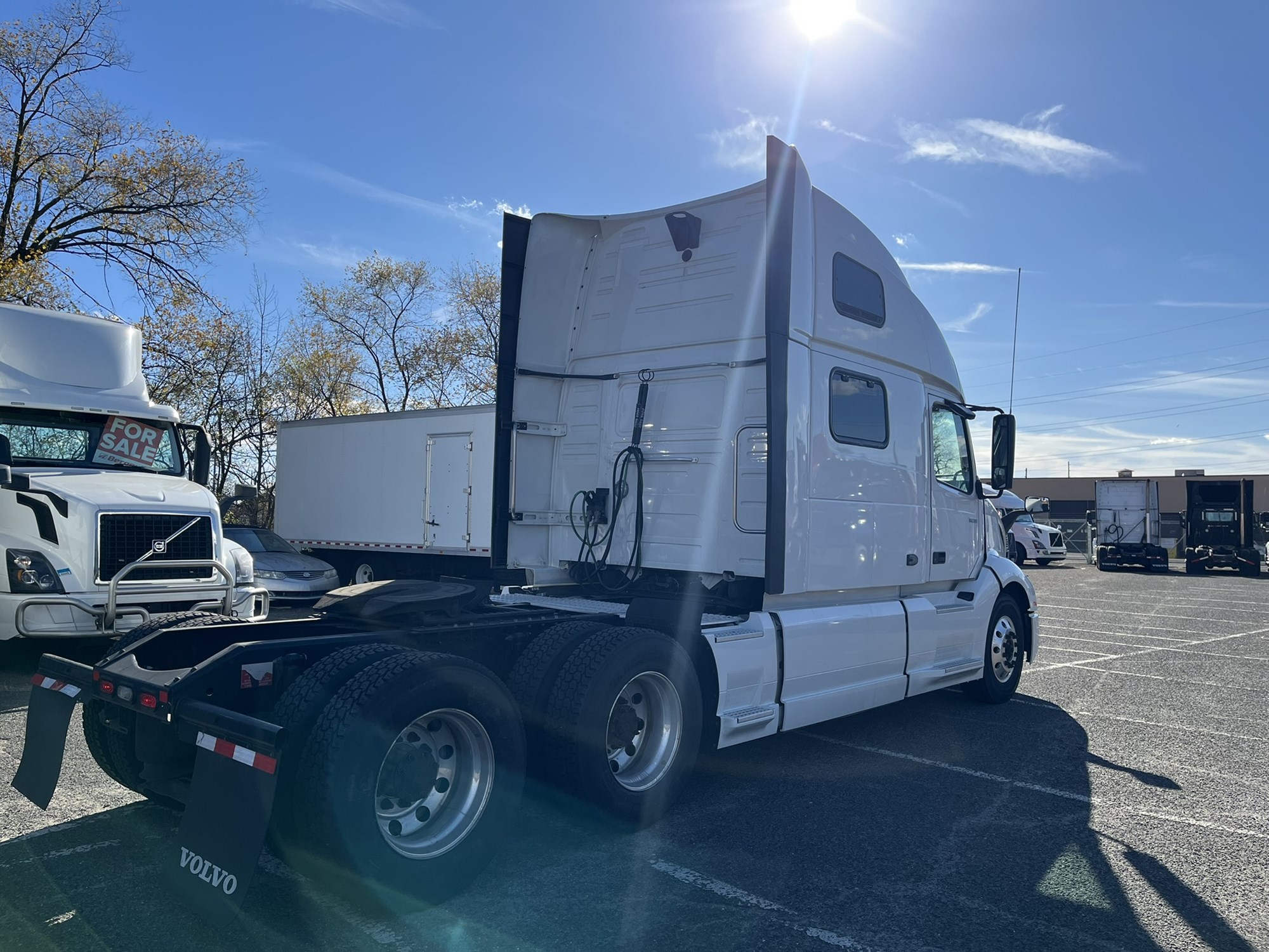 2022 Volvo VNL 2022 Volvo VNL - image 4 of 6