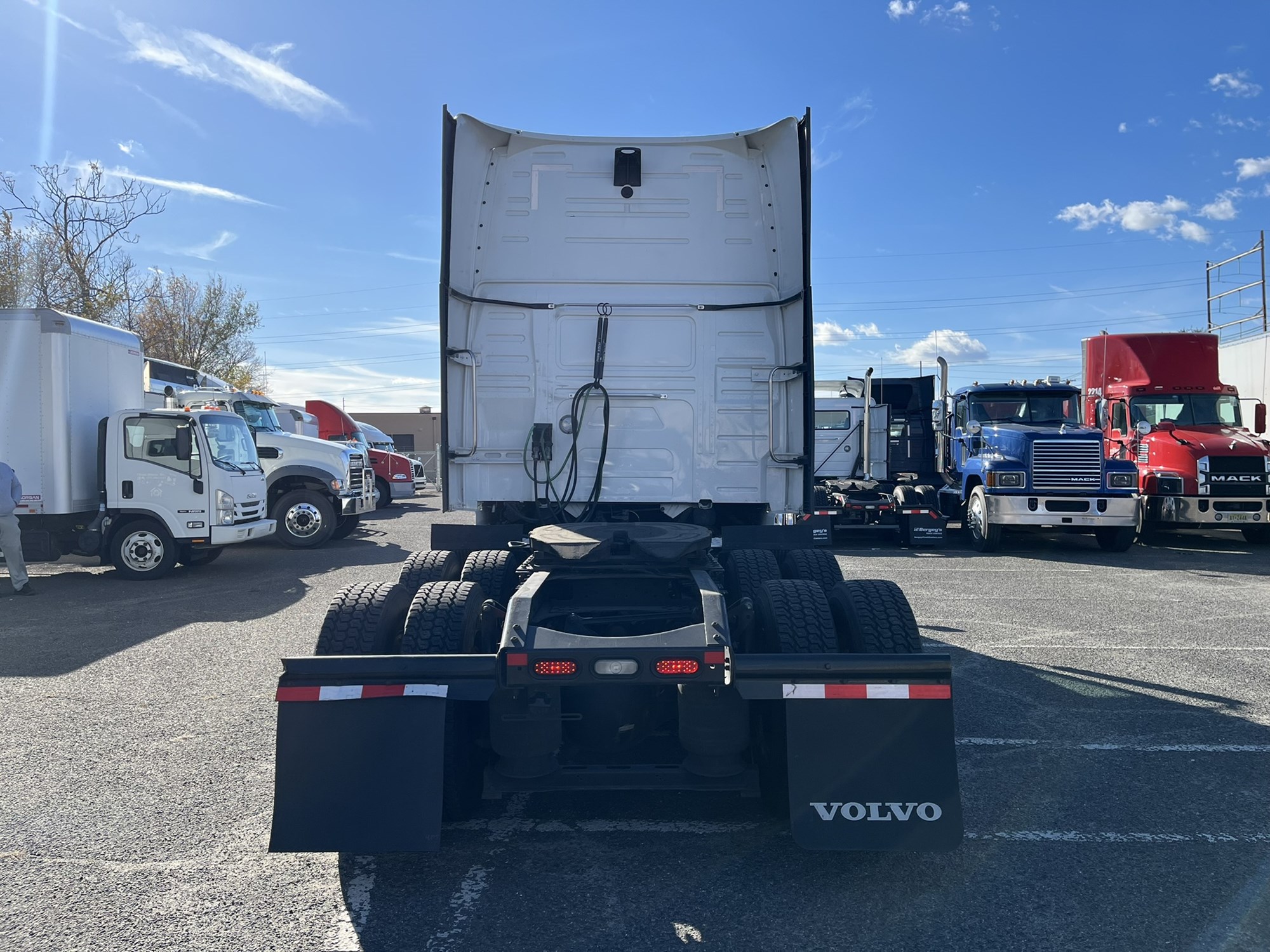 2022 Volvo VNL 2022 Volvo VNL - image 5 of 6