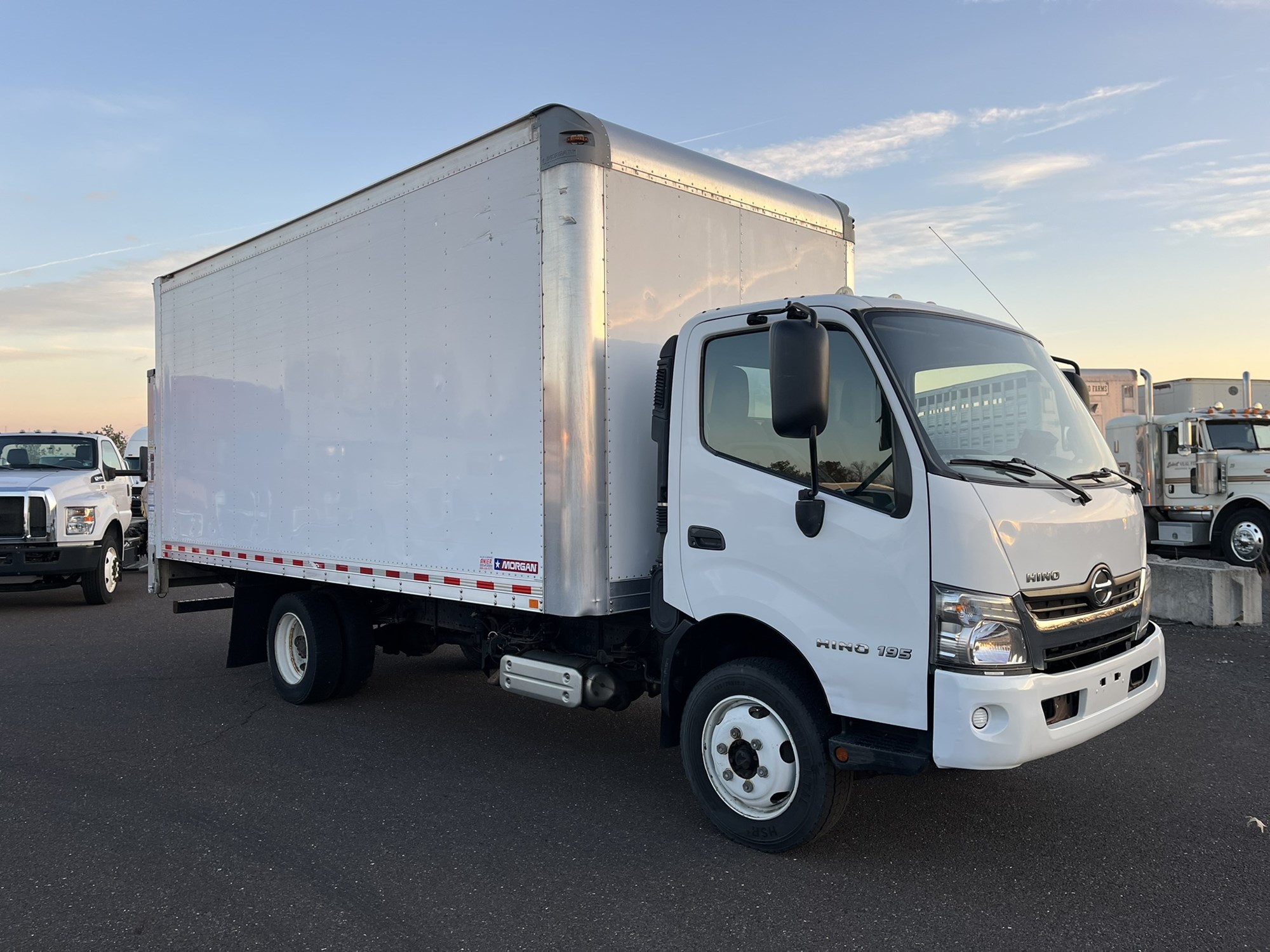 2020 HINO 195 - image 3 of 6