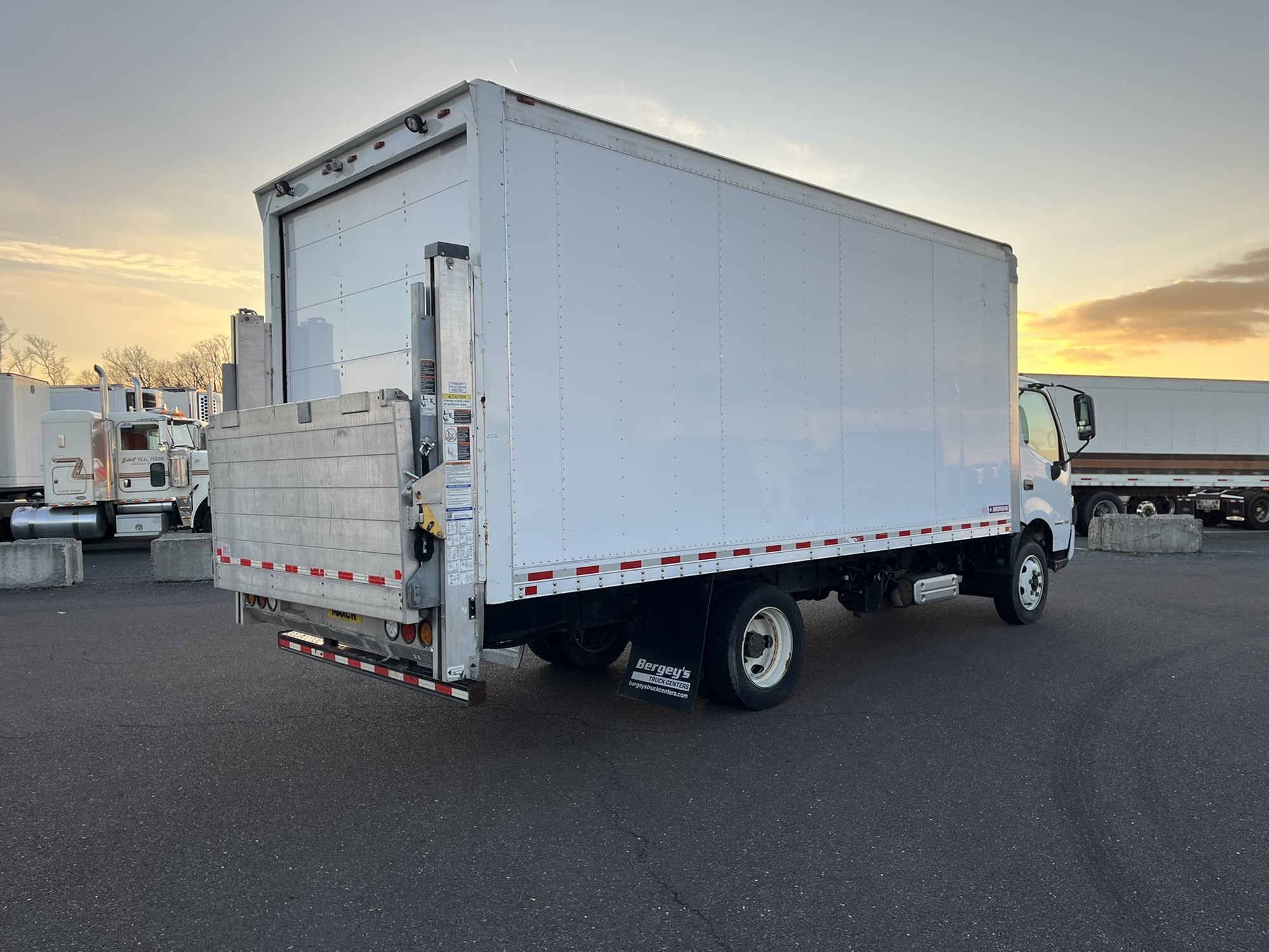 2020 HINO 195 - image 4 of 6