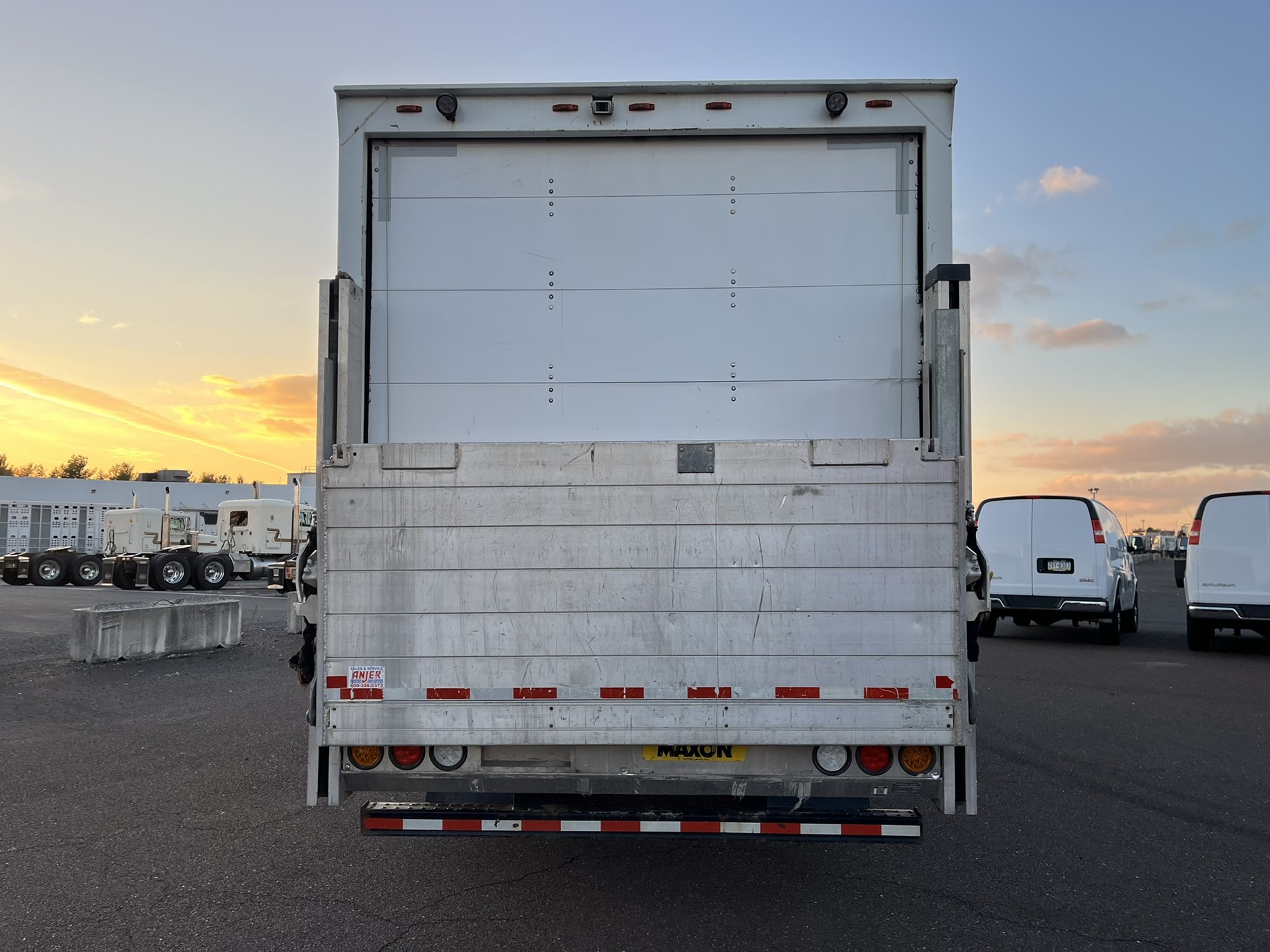 2020 HINO 195 - image 5 of 6