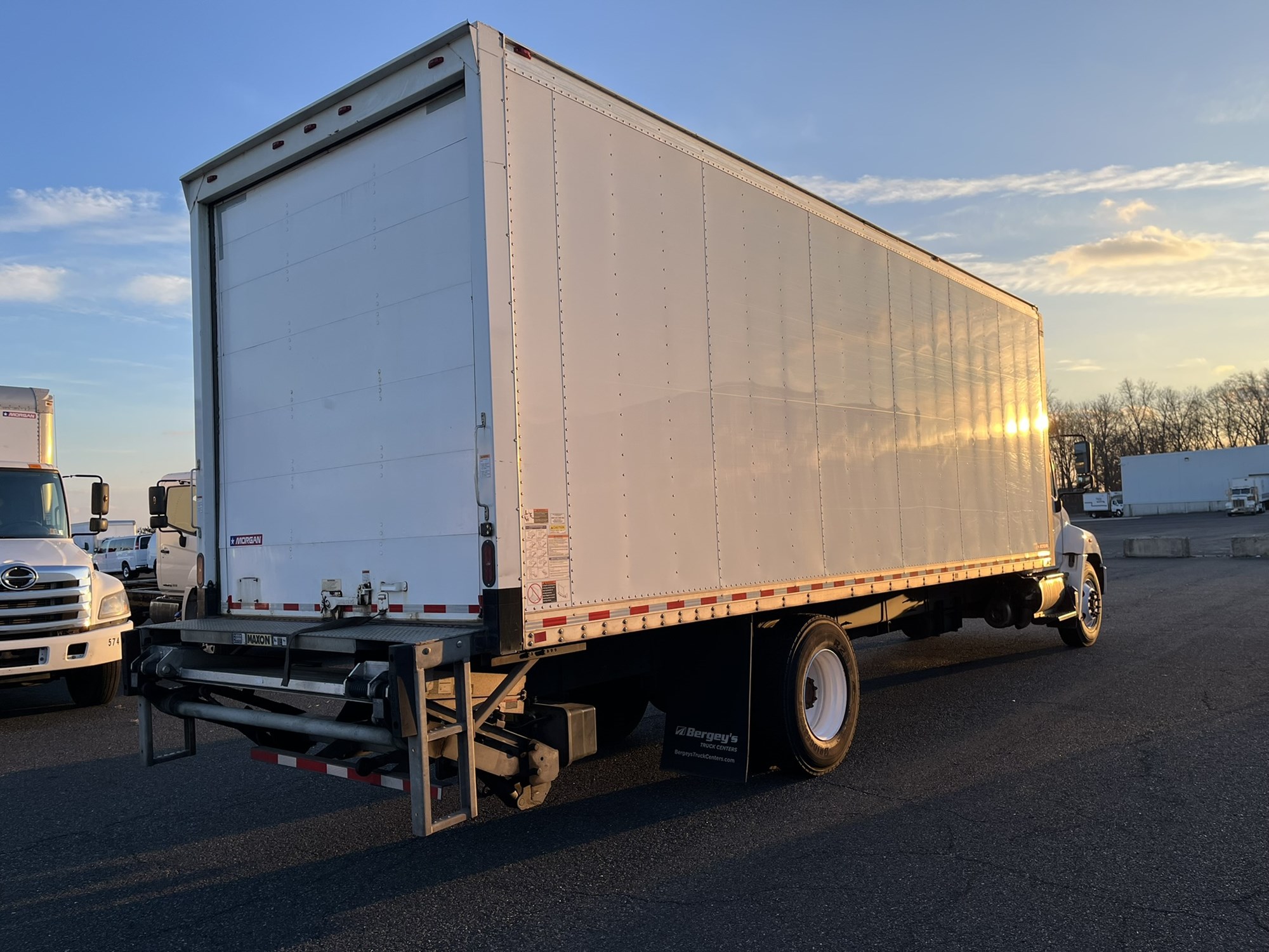 2020 HINO 338 - image 4 of 6