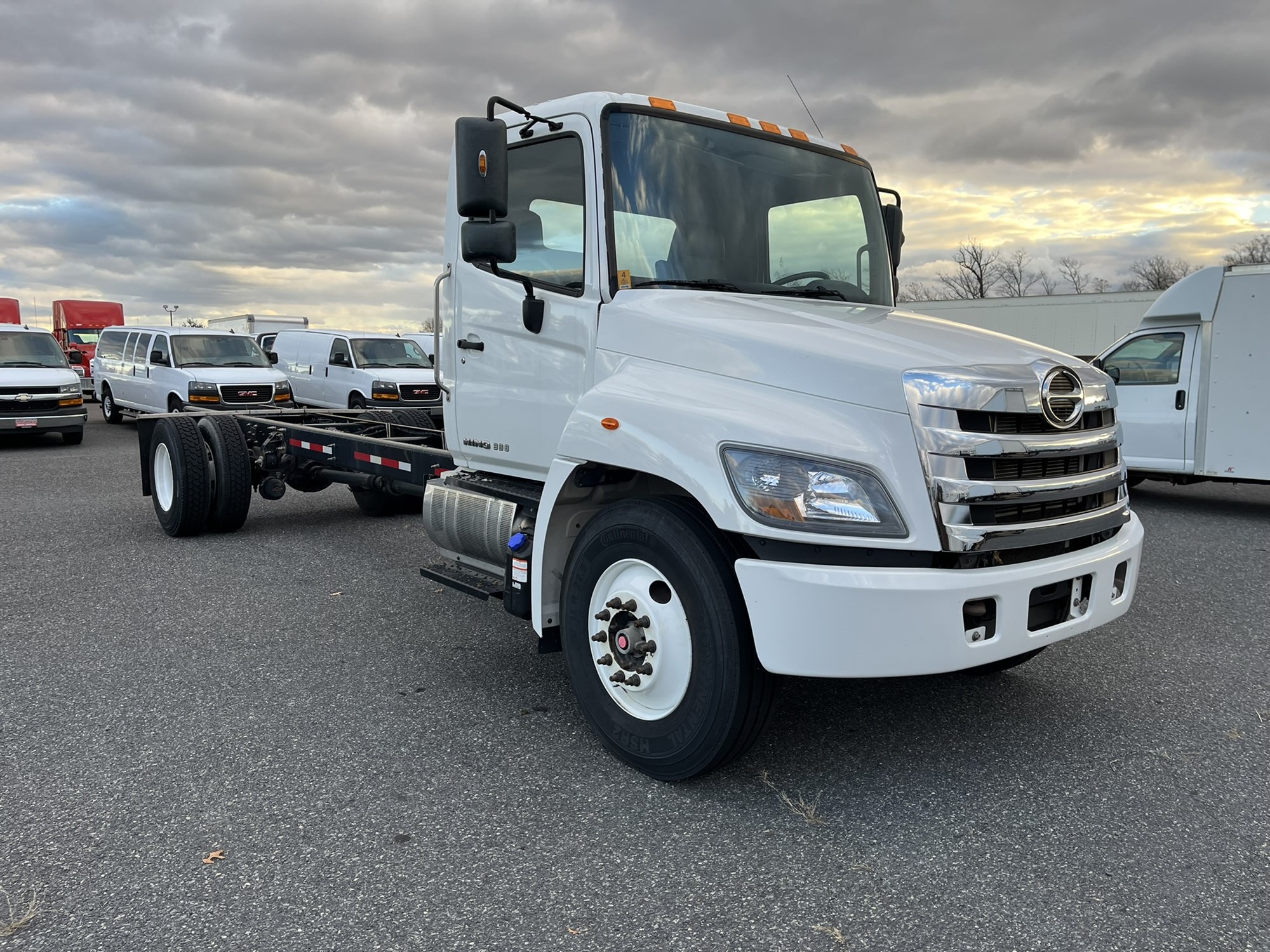 2020 HINO 338 - image 3 of 6