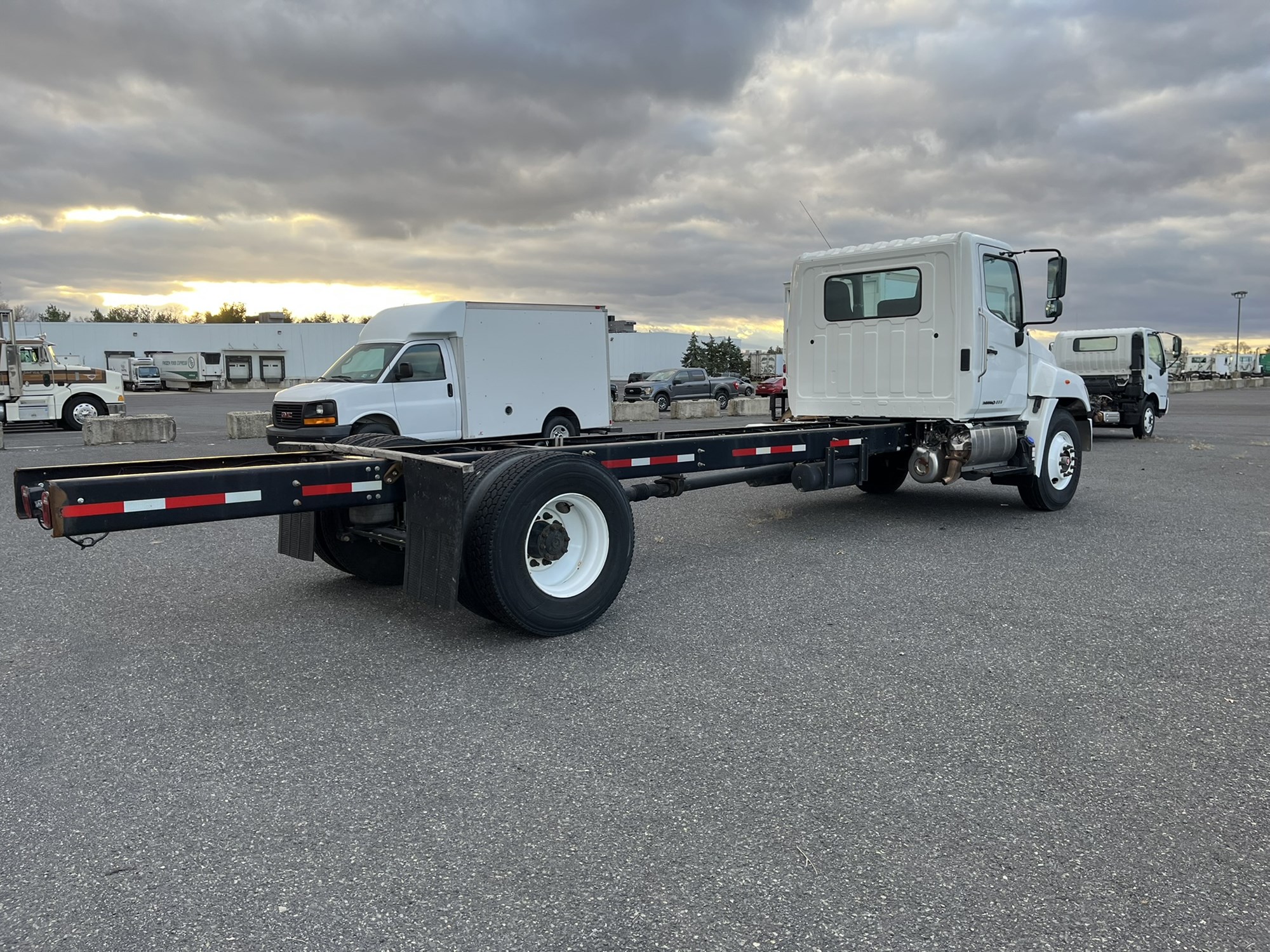 2020 HINO 338 - image 4 of 6