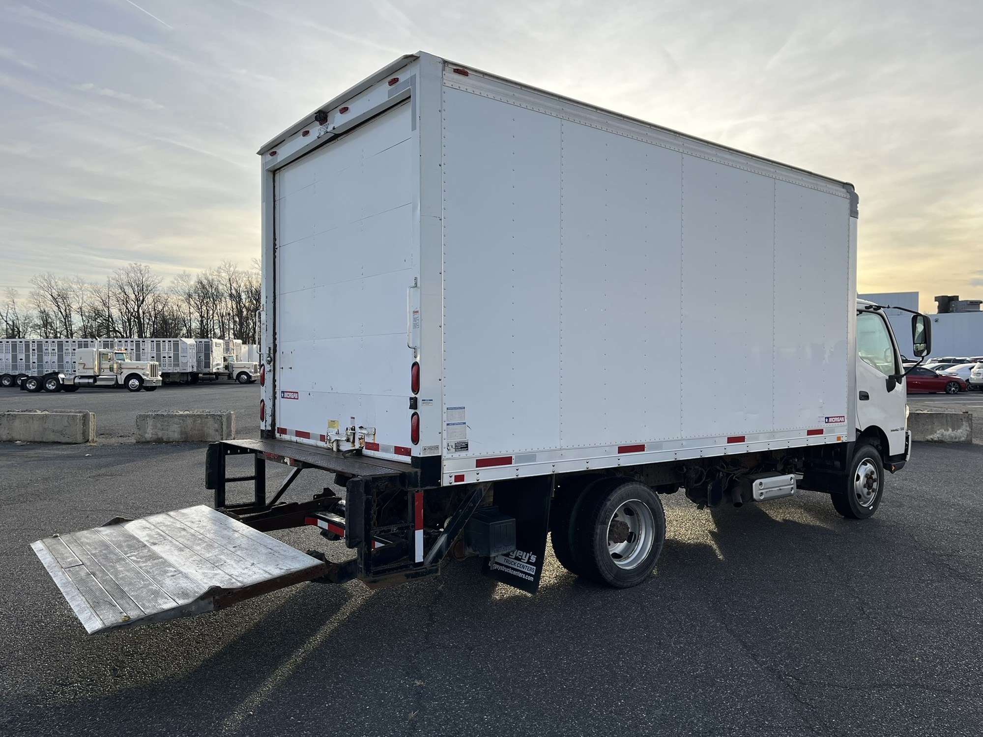 2015 HINO 195 - image 4 of 6