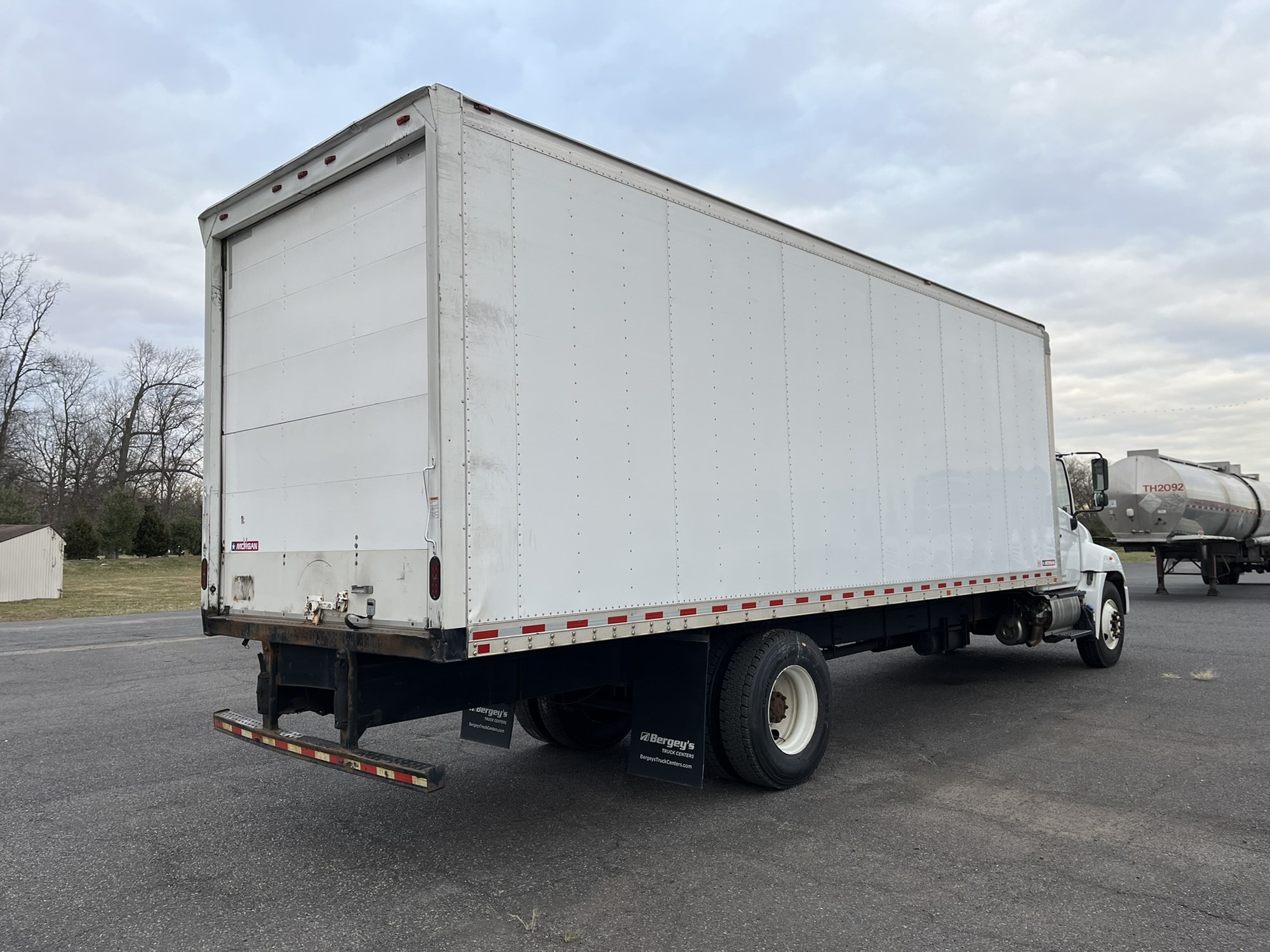 2020 HINO 268A - image 4 of 6