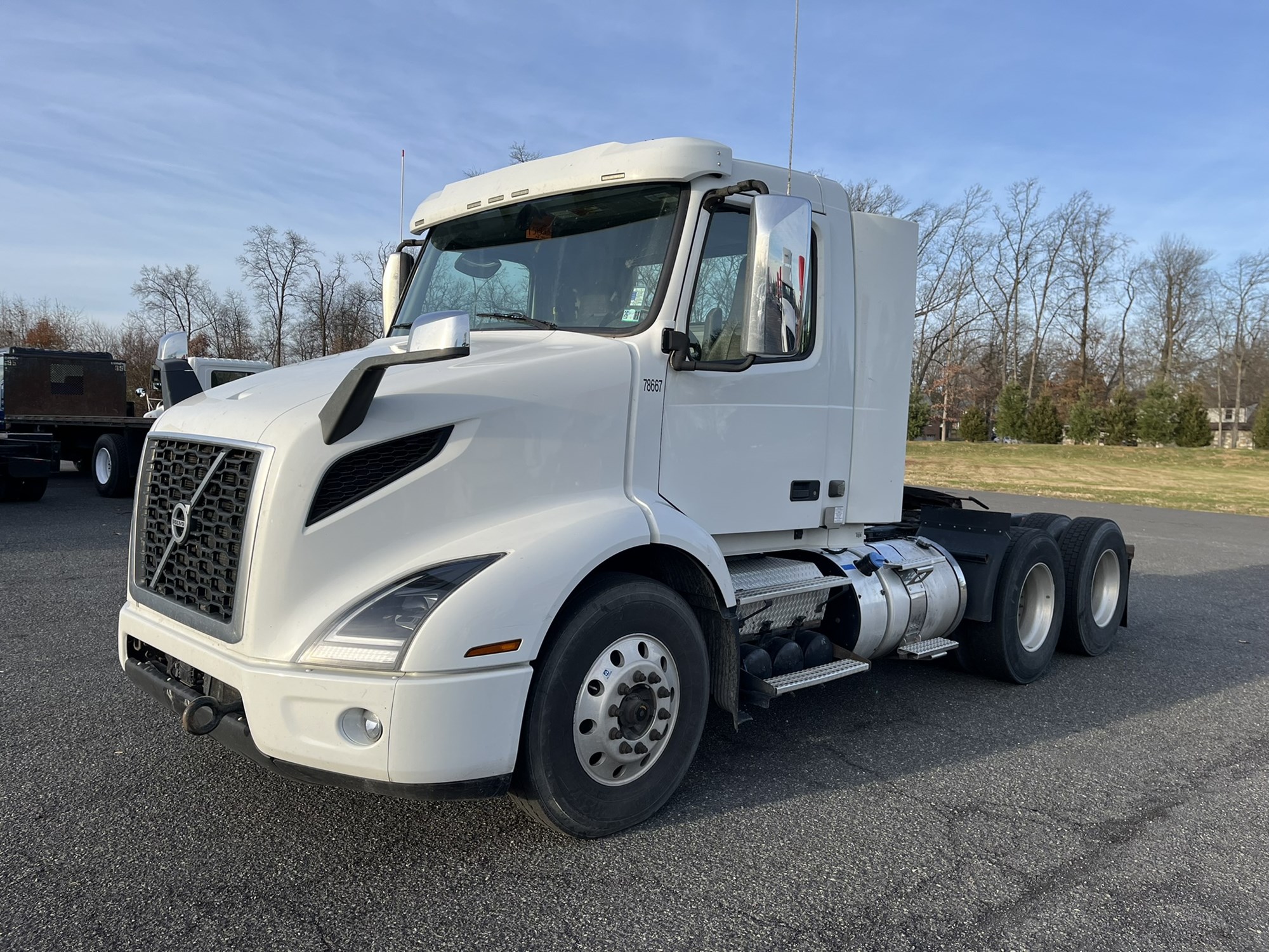 2018 VOLVO VNR64T300 - image 1 of 3