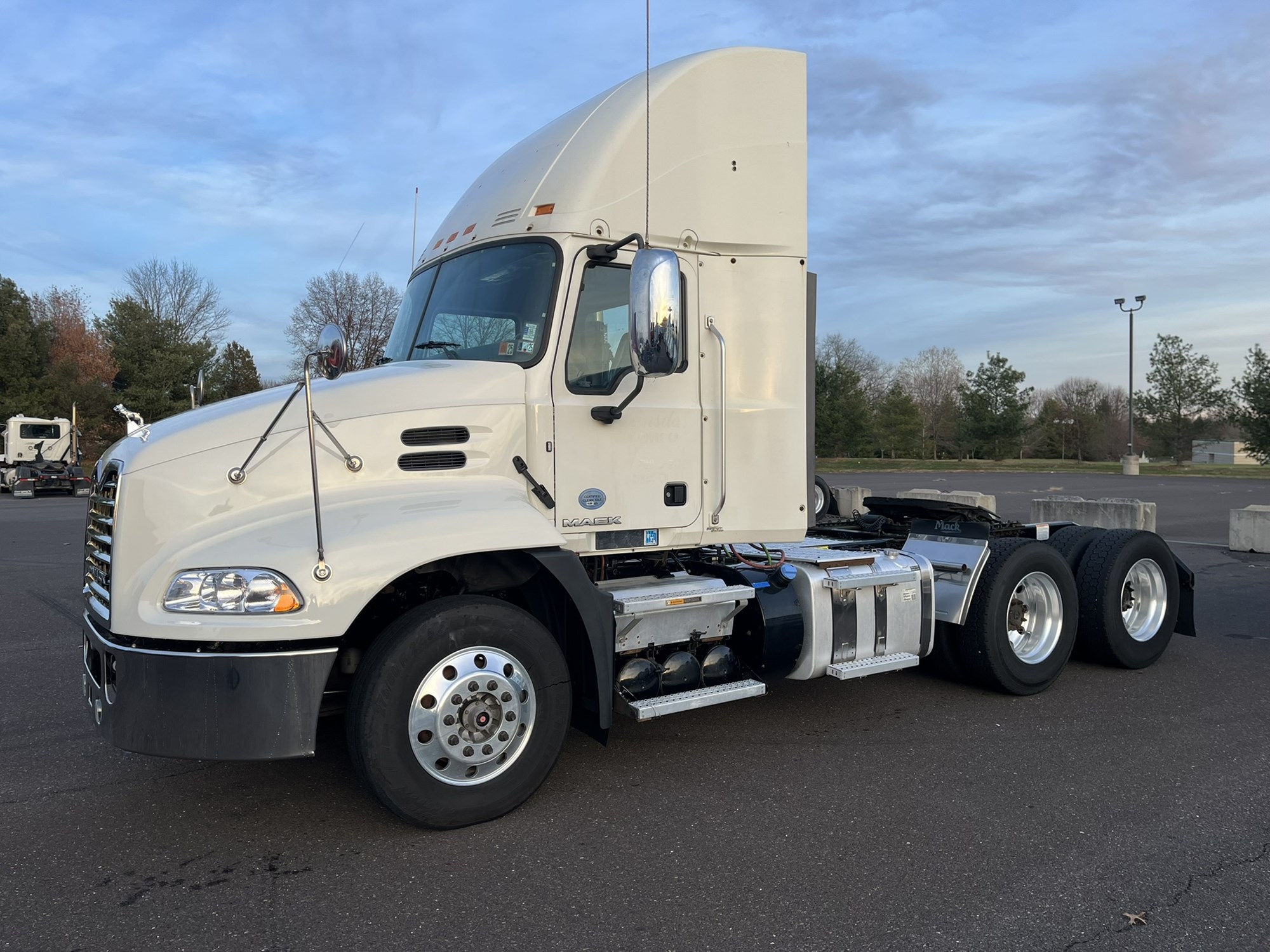 2016 MACK CXU613 - image 1 of 6