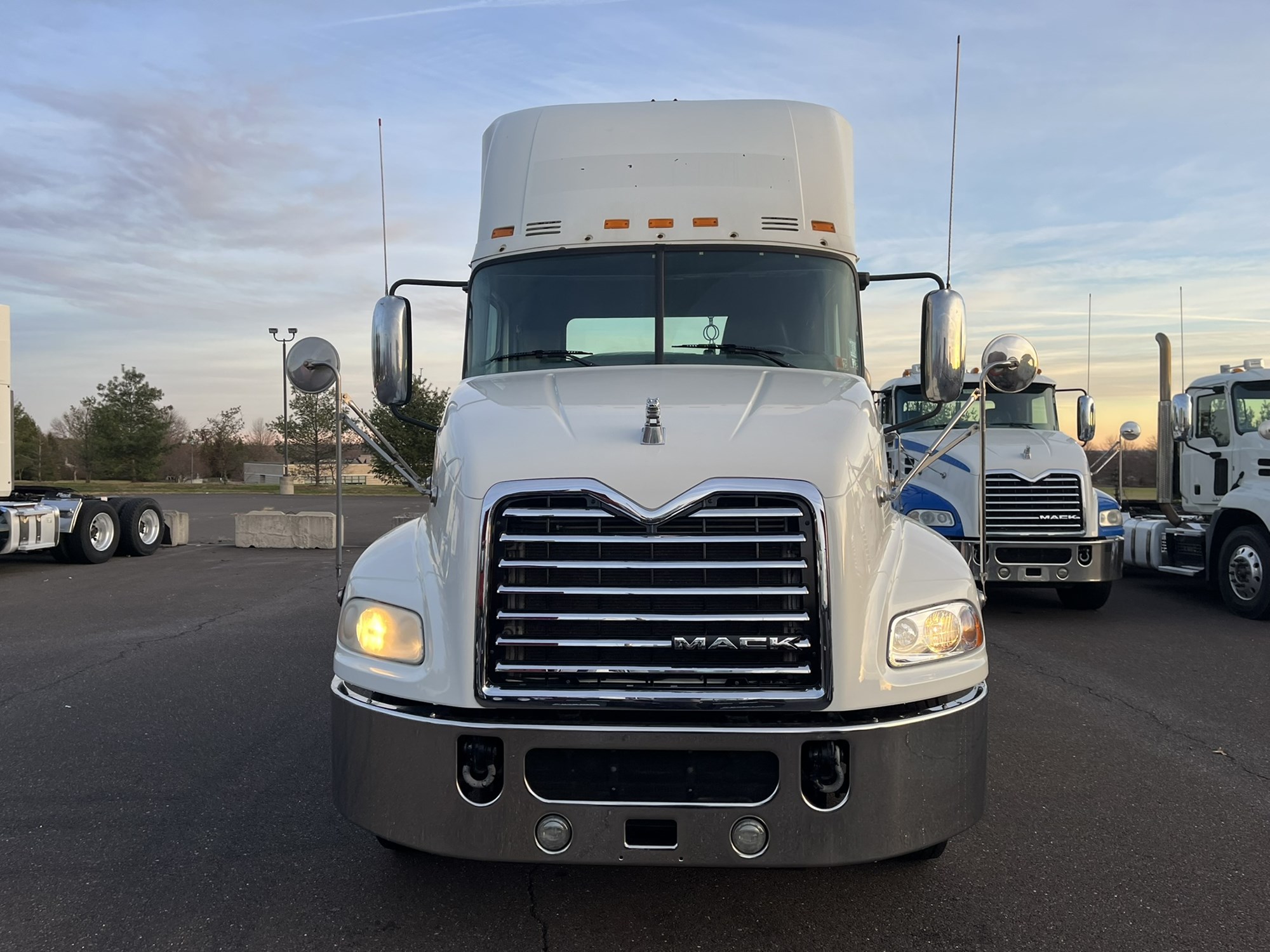 2016 MACK CXU613 - image 2 of 6