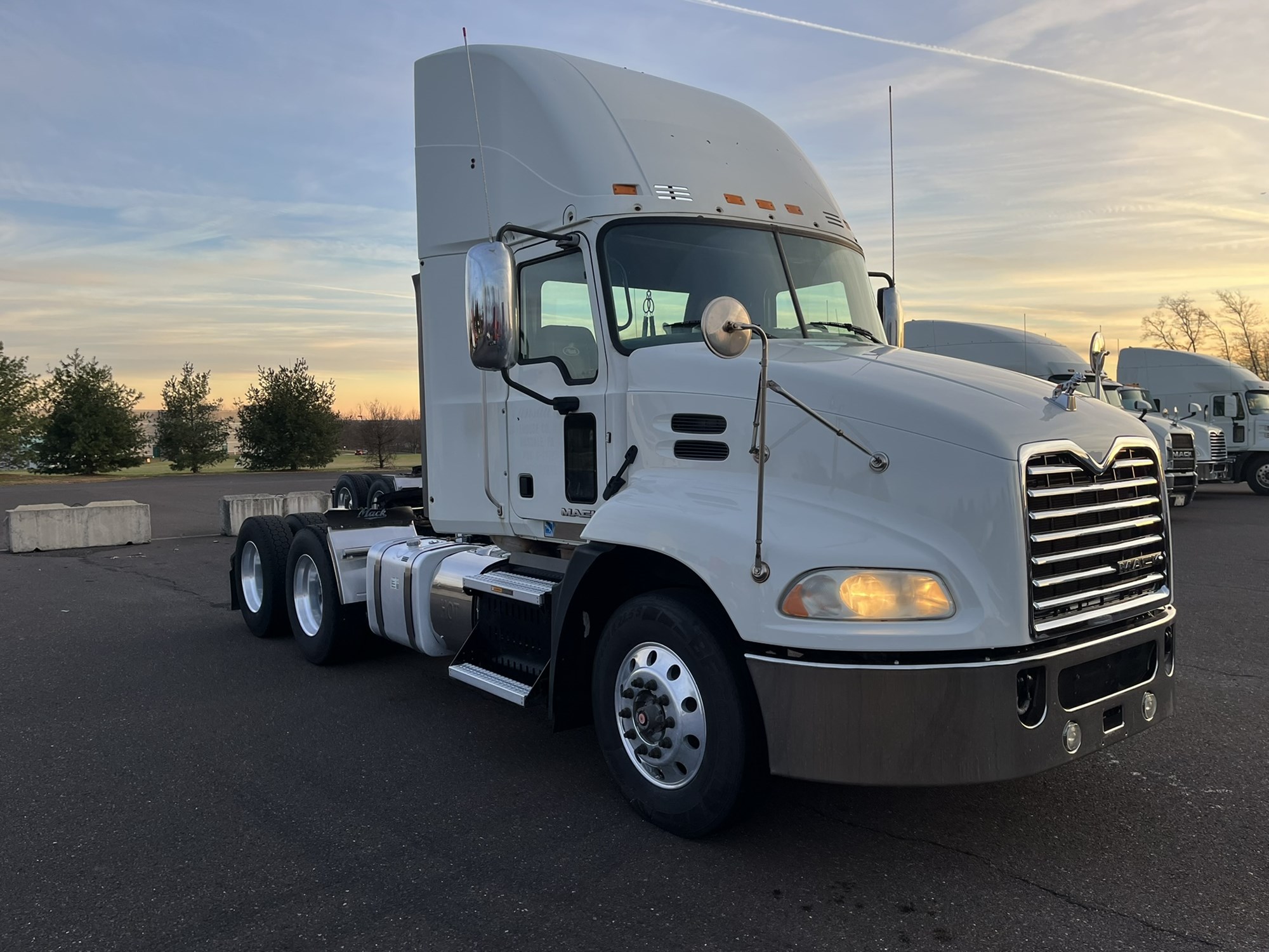 2016 MACK CXU613 - image 3 of 6