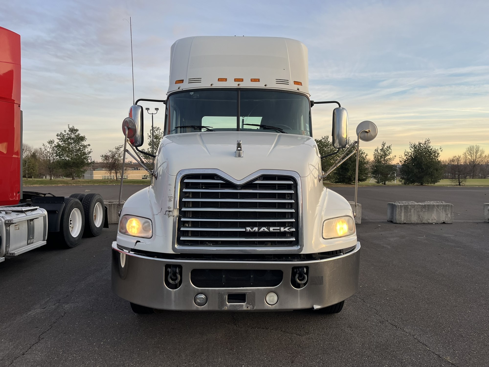 2016 MACK CXU613 - image 2 of 6