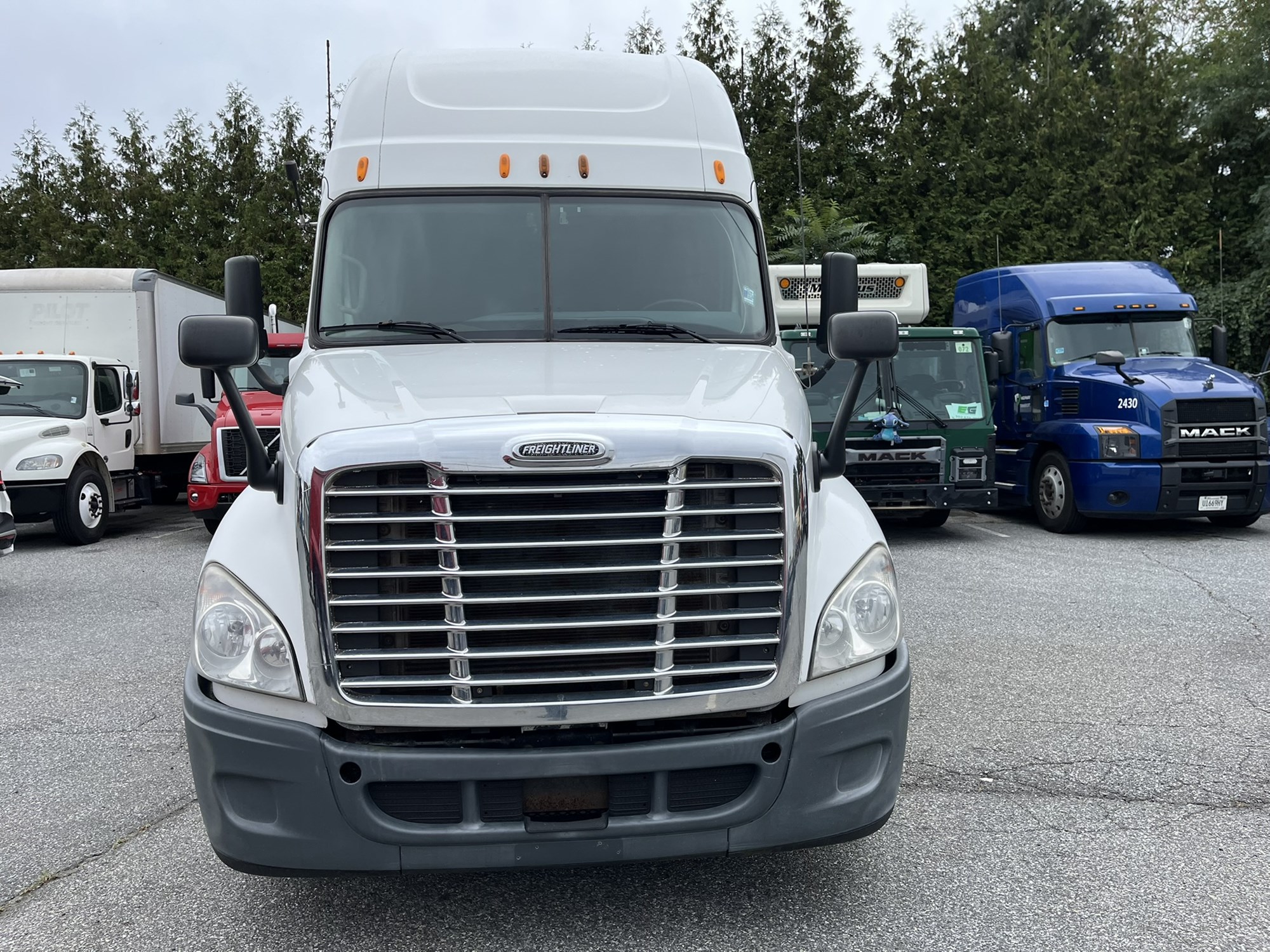 2012 FREIGHTLINER CASCADIA 125 - image 2 of 6