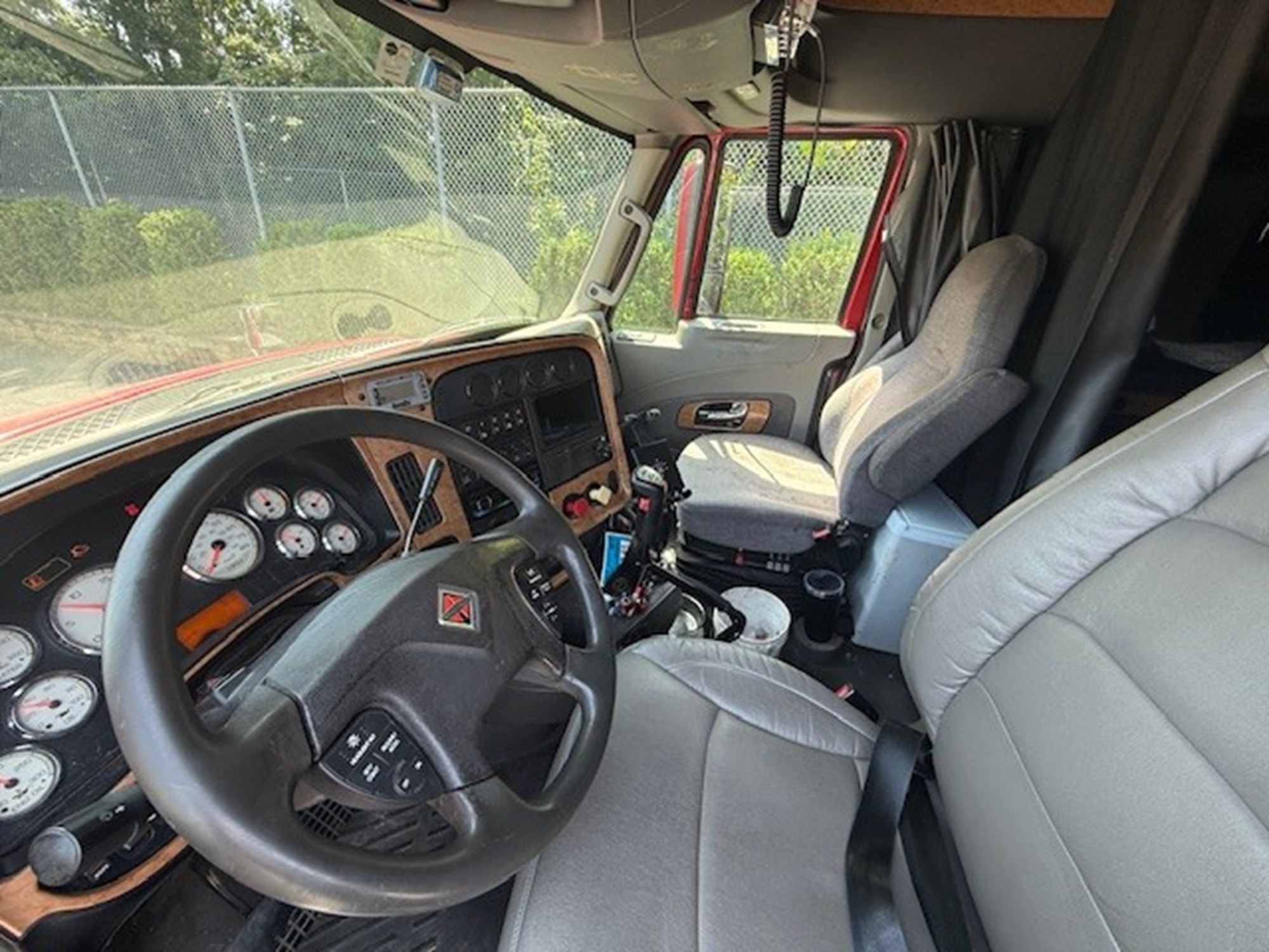 2014 INTERNATIONAL LT625 - image 4 of 5