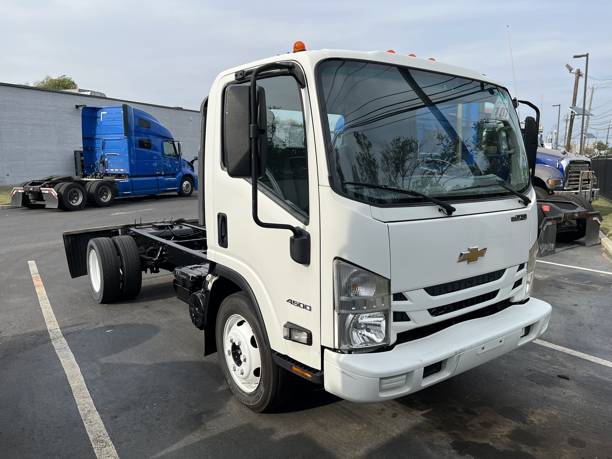 2016 CHEVROLET 4500 LCF - image 3 of 6