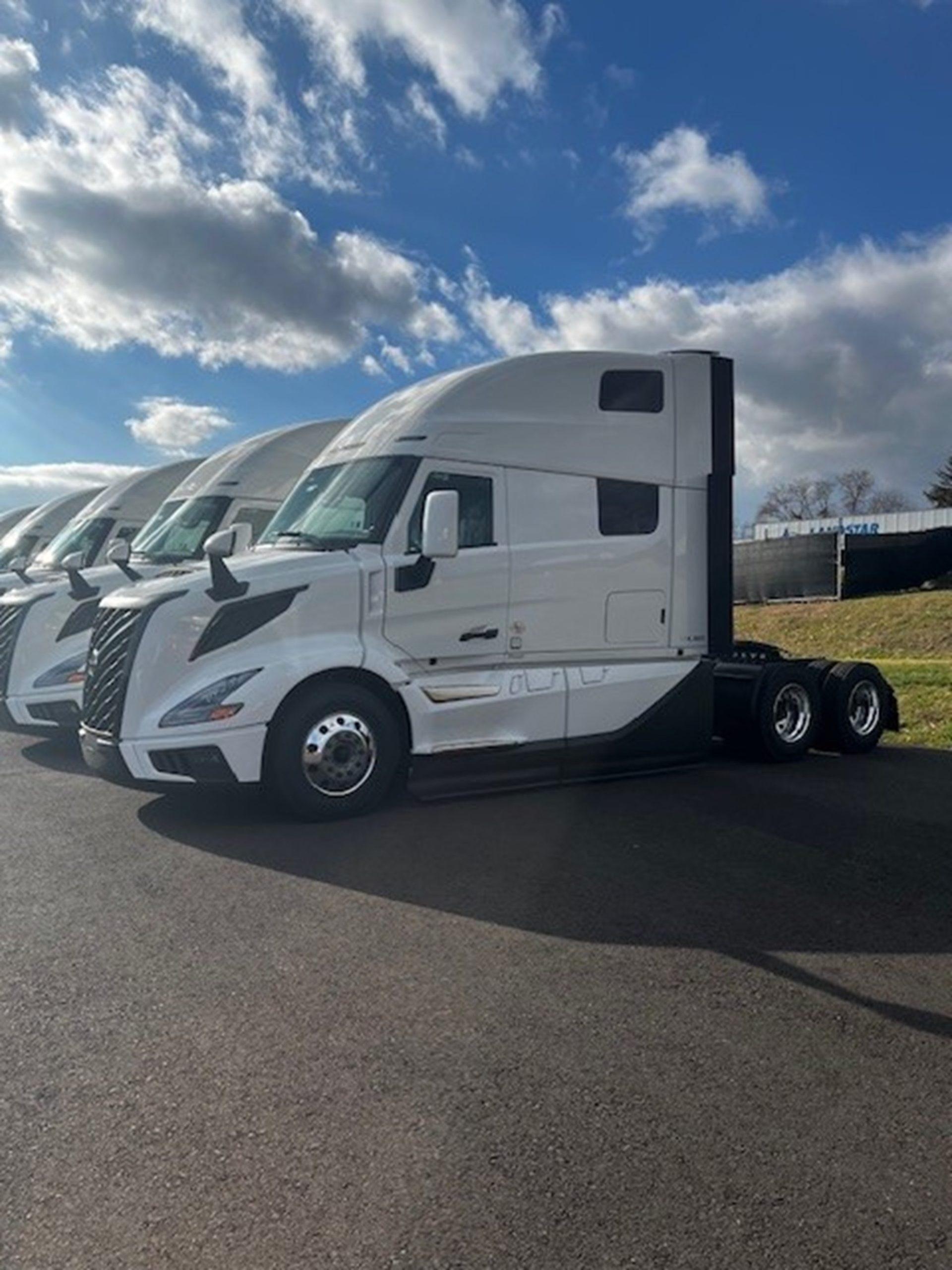 2026 VOLVO New VNL64T860 2026 VOLVO New VNL64T860 - image 1 of 1