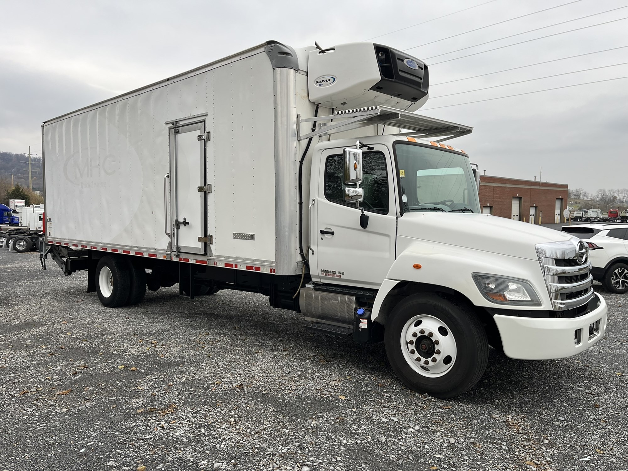 2020 Hino 268A - image 3 of 6