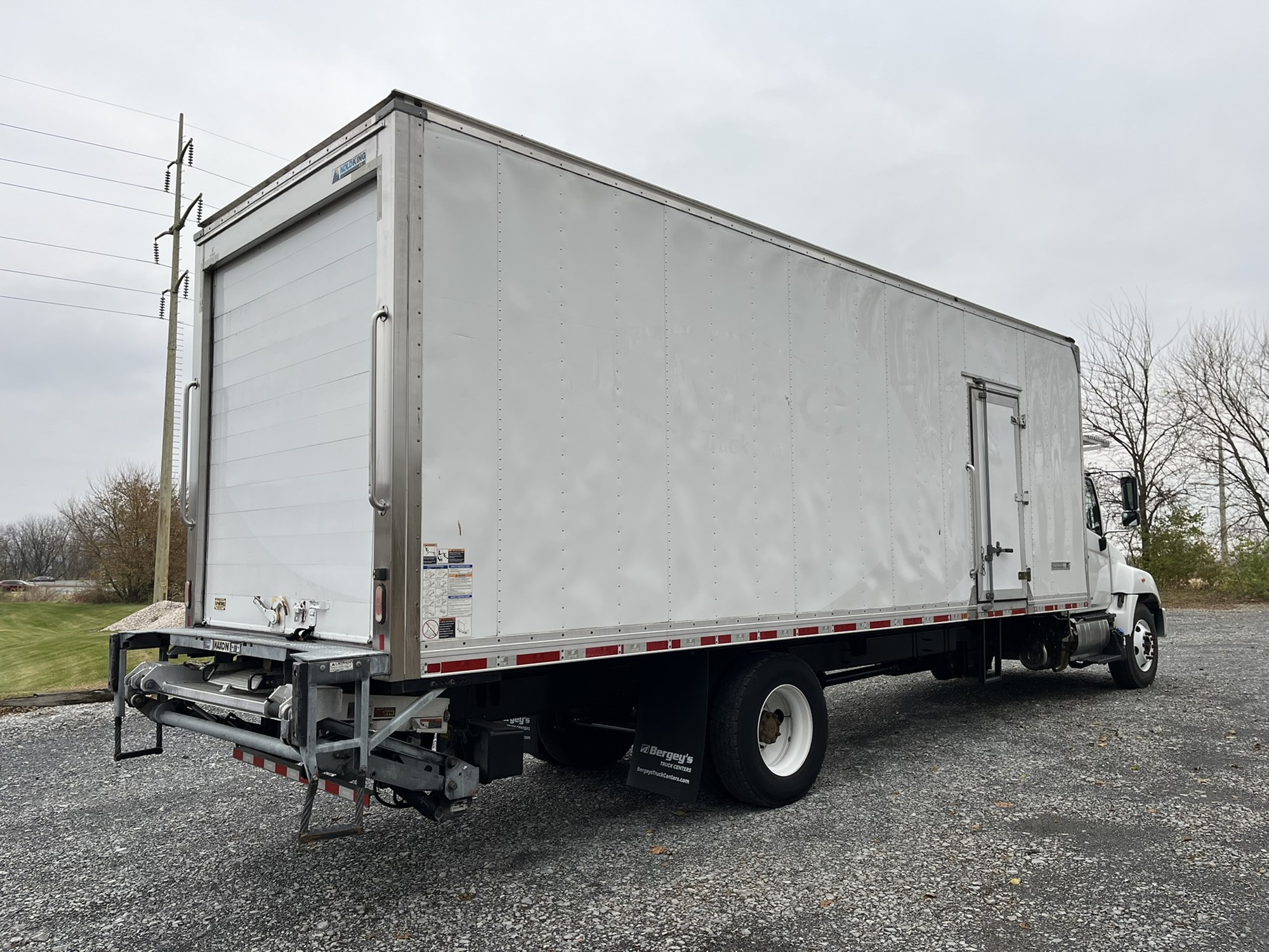 2020 Hino 268A - image 4 of 6