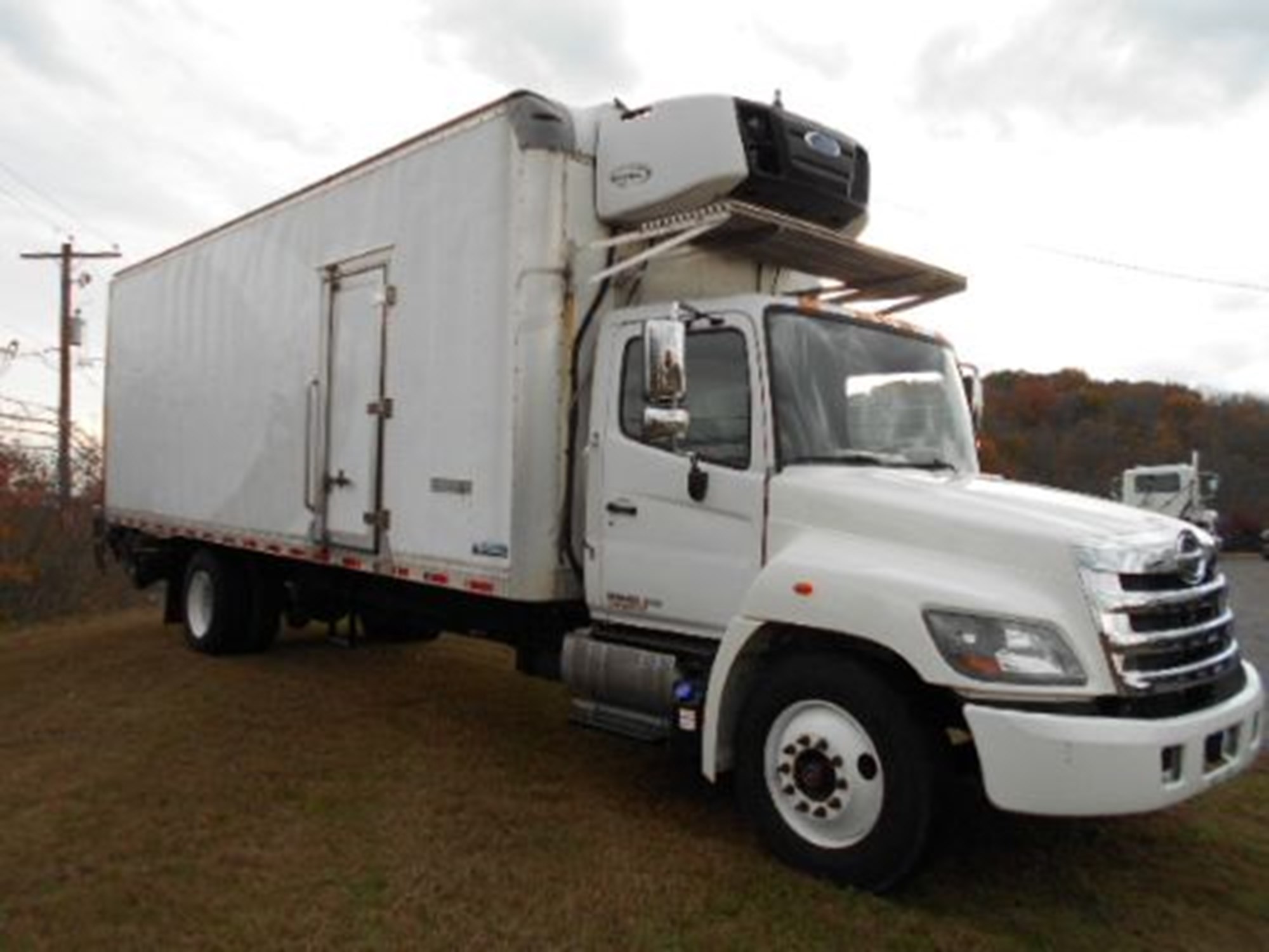 2020 Hino 268A - image 2 of 6