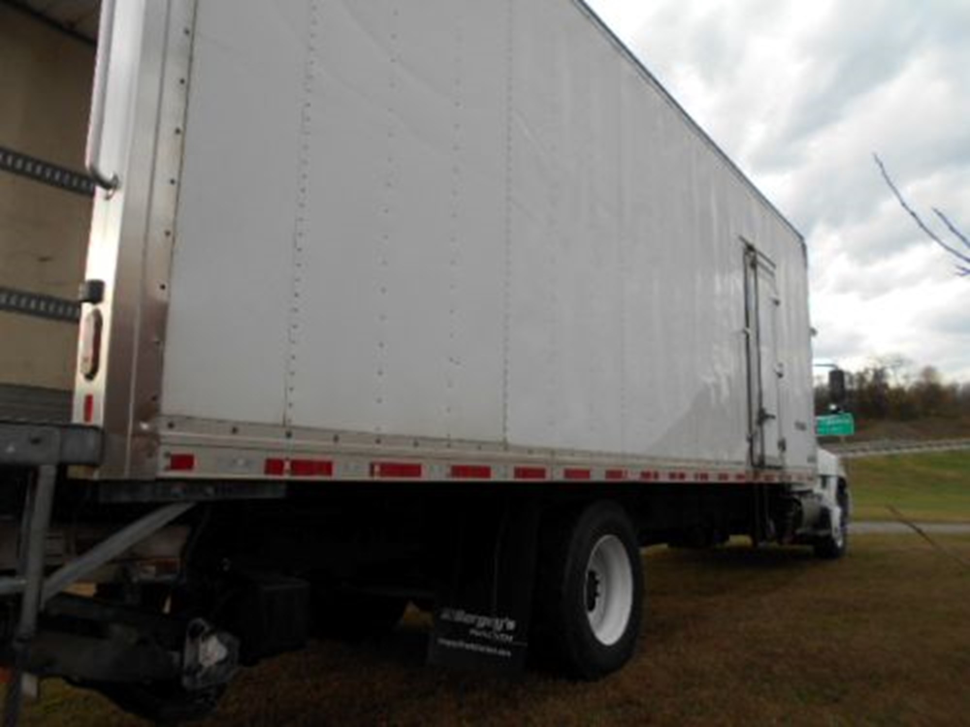 2020 Hino 268A - image 3 of 6