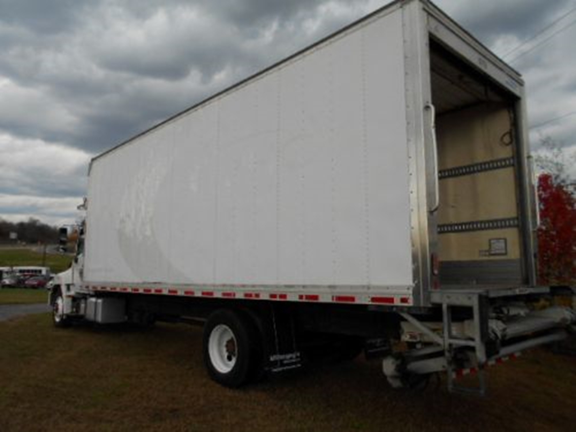 2020 Hino 268A - image 4 of 6