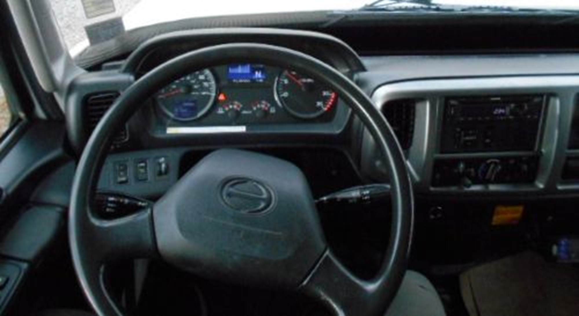 2020 Hino 268A - image 5 of 6