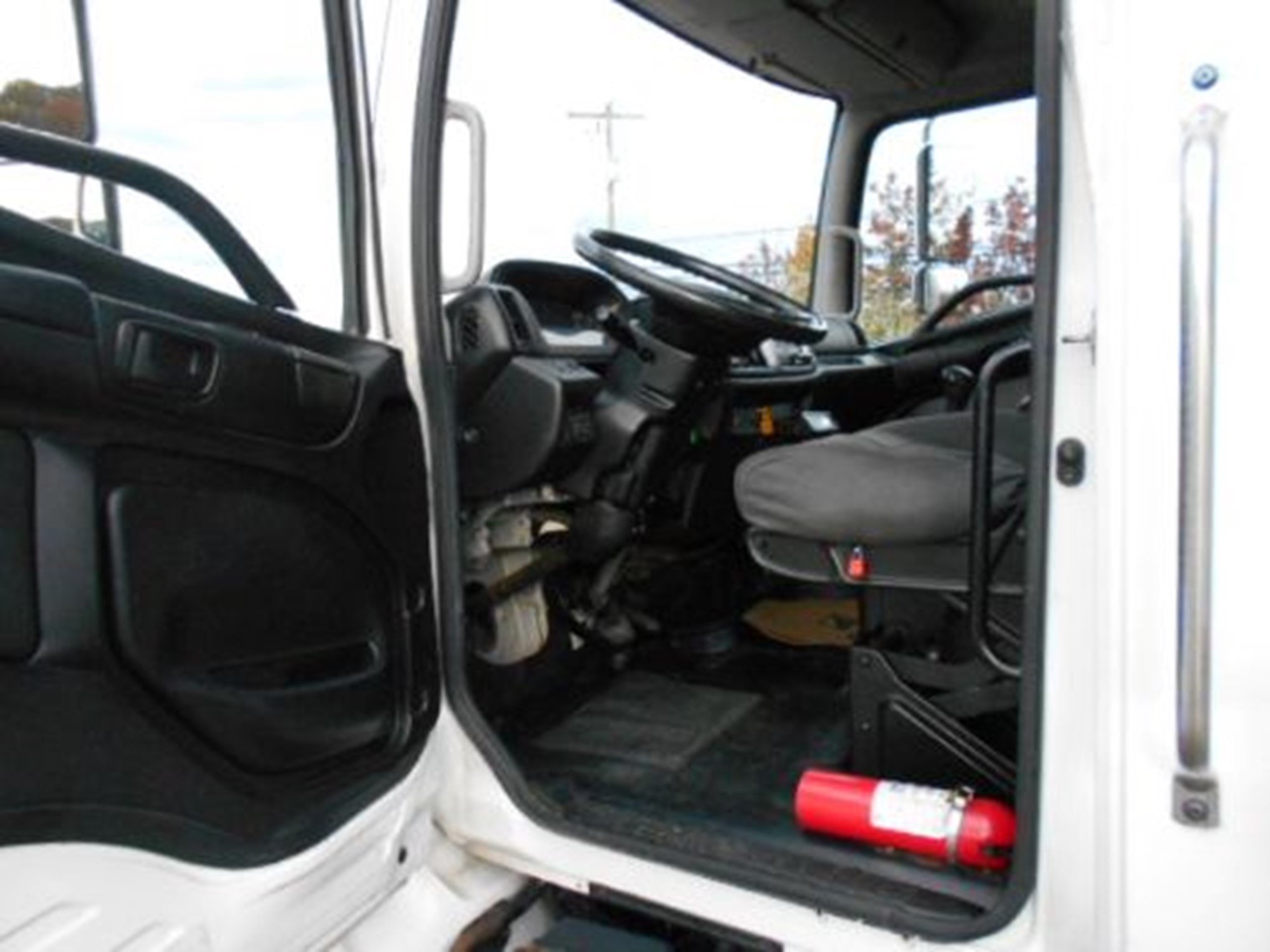 2020 Hino 268A - image 6 of 6