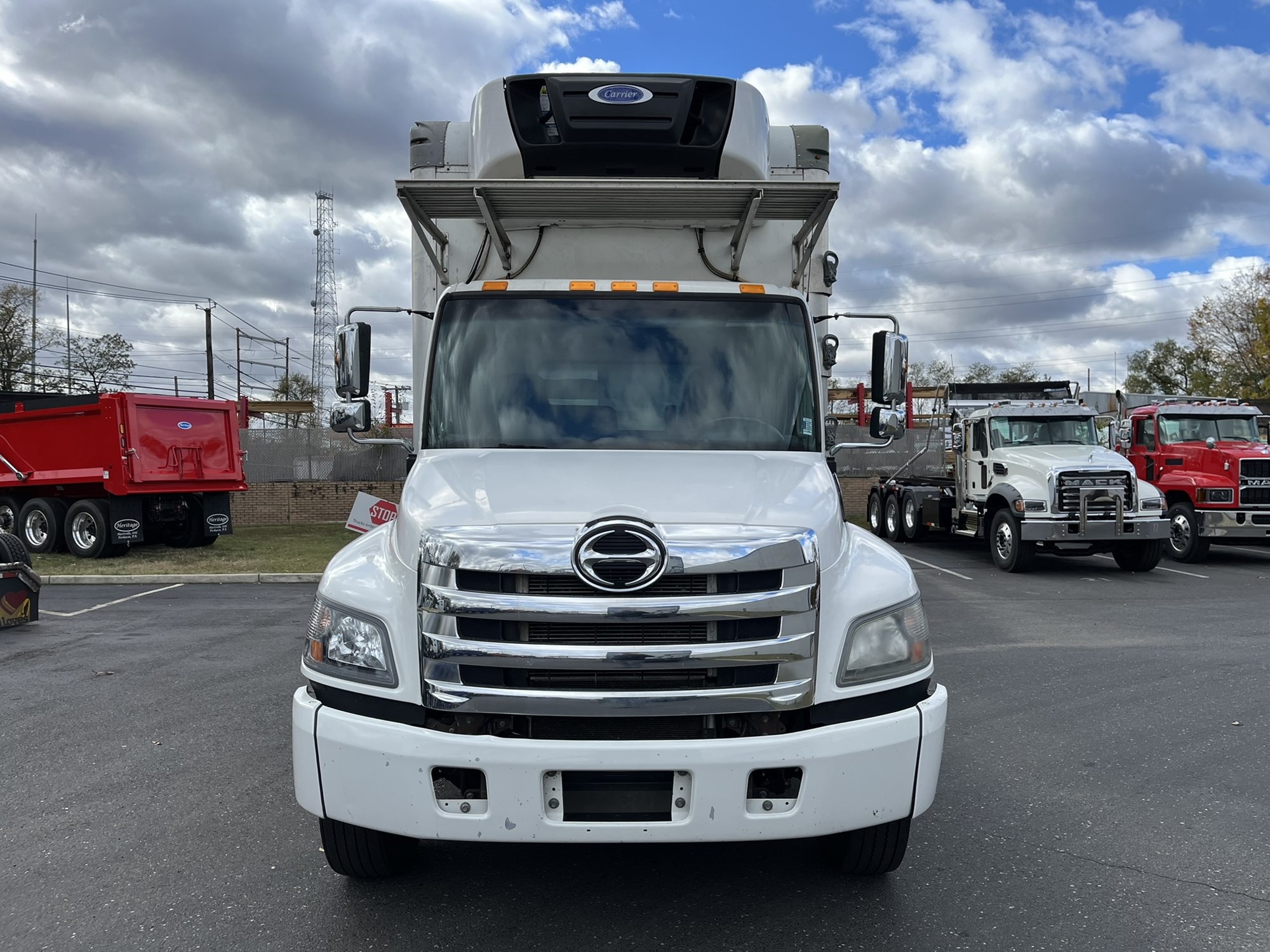 2020 HINO 268A - image 2 of 6