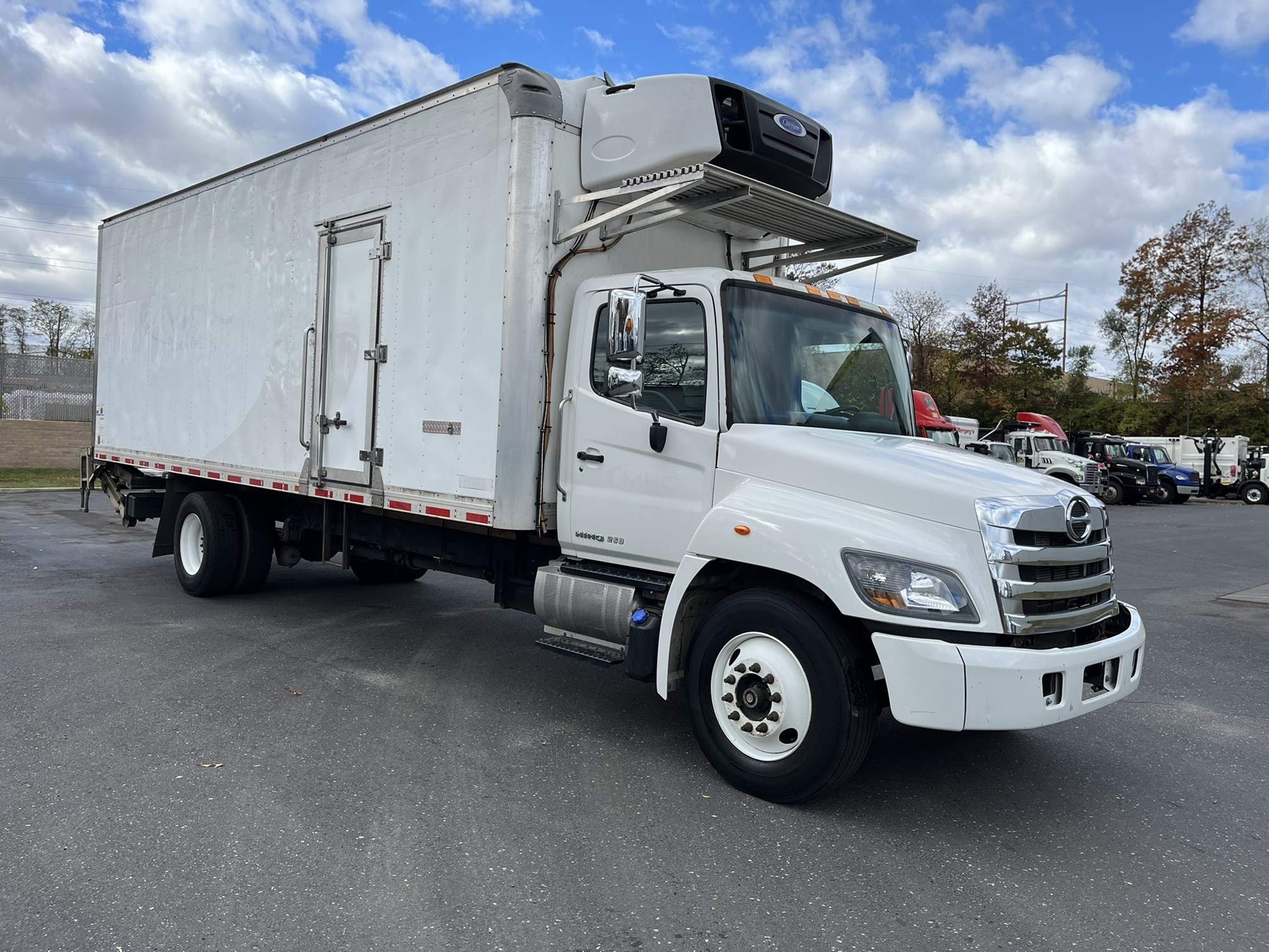 2020 HINO 268A - image 3 of 6