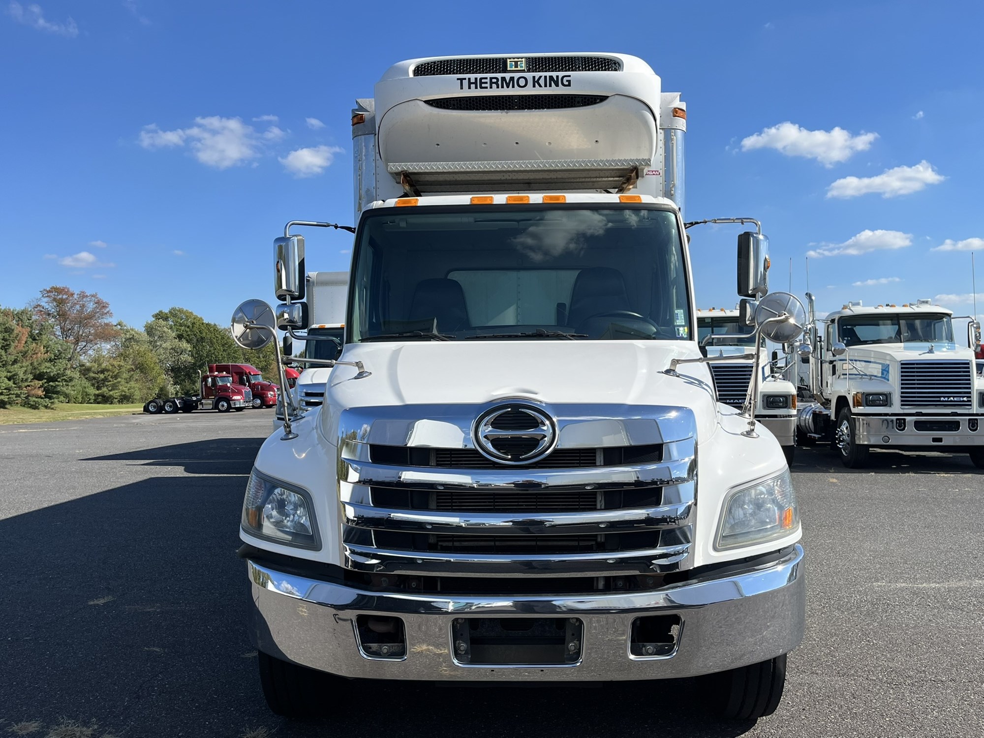 2020 HINO 268A - image 2 of 6