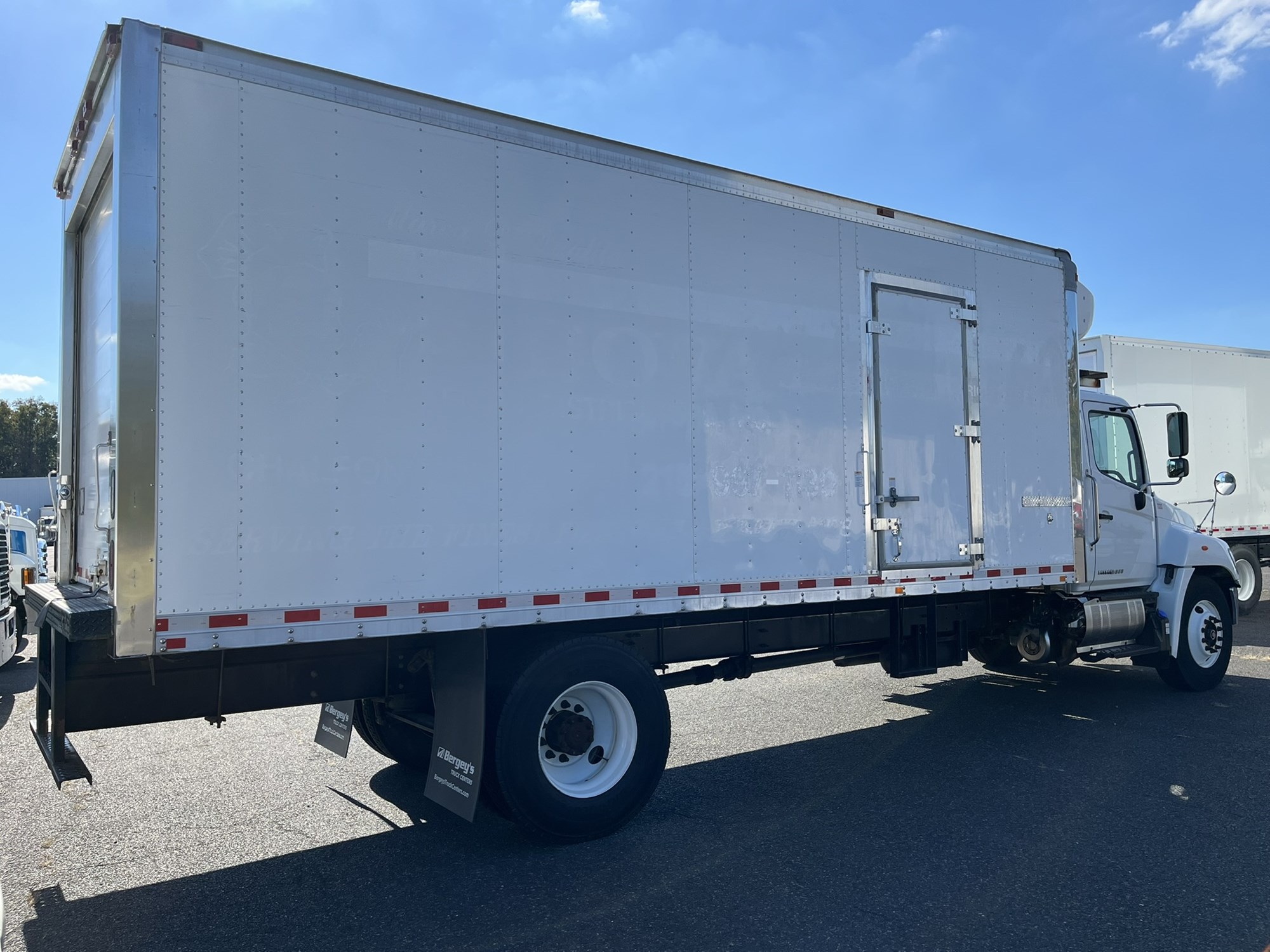 2020 HINO 268A - image 4 of 6