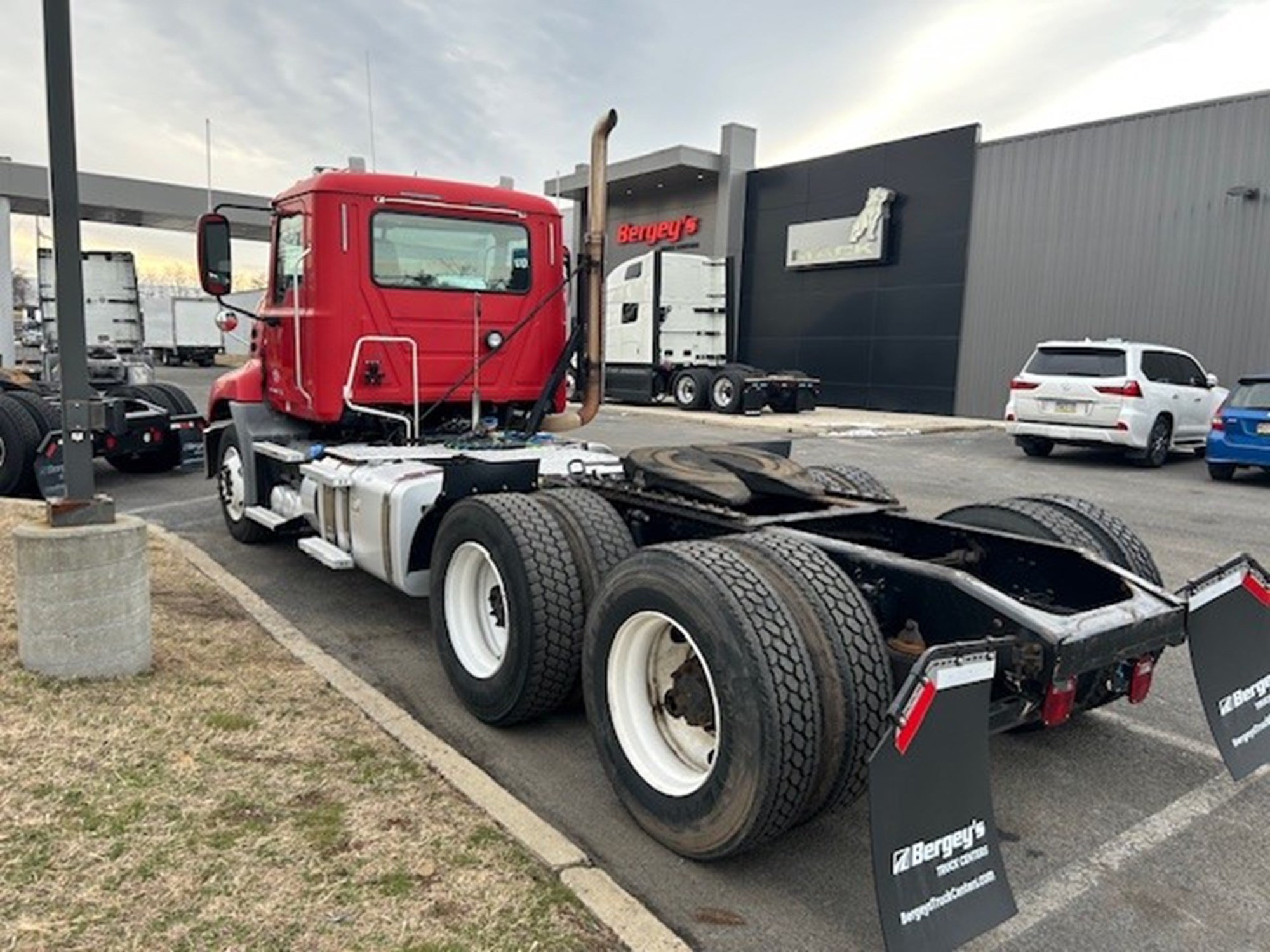 2015 Mack Pinnacle - image 4