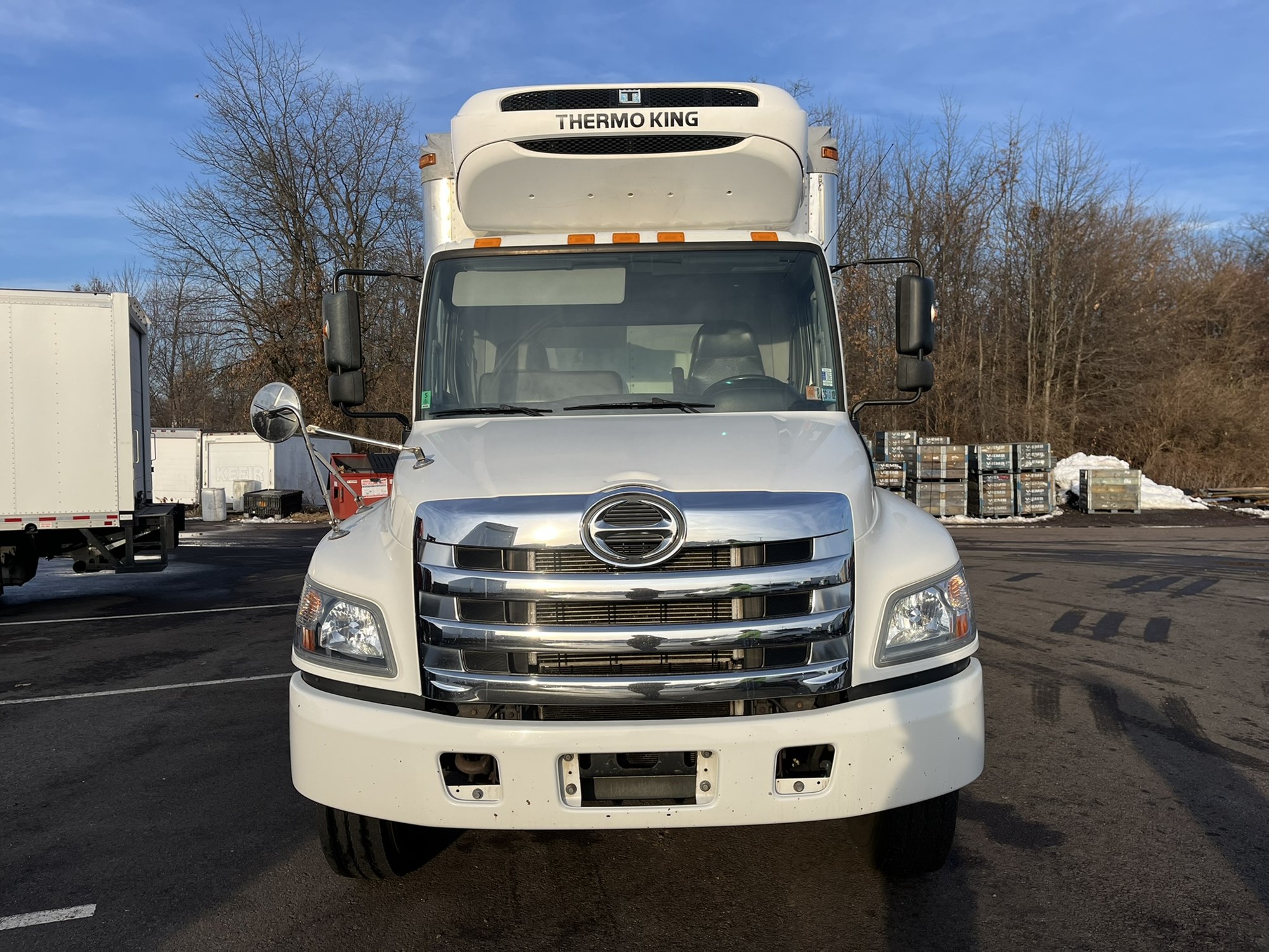 2016 HINO 268A - image 2 of 6